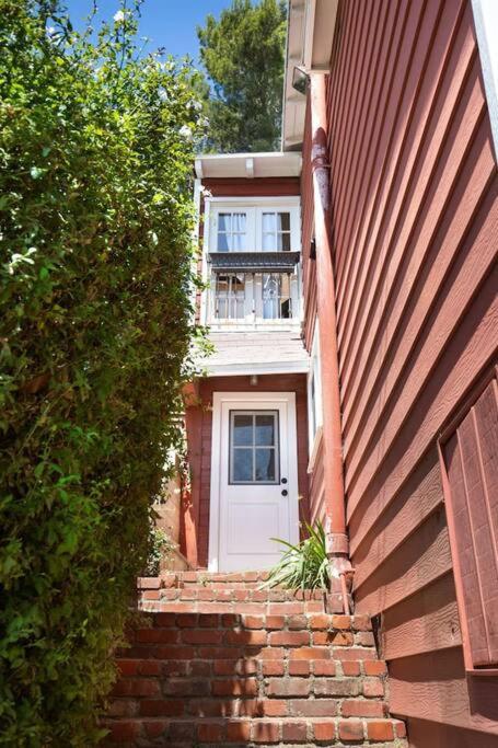 Hollywood Hills Home w Views in Laurel Canyon