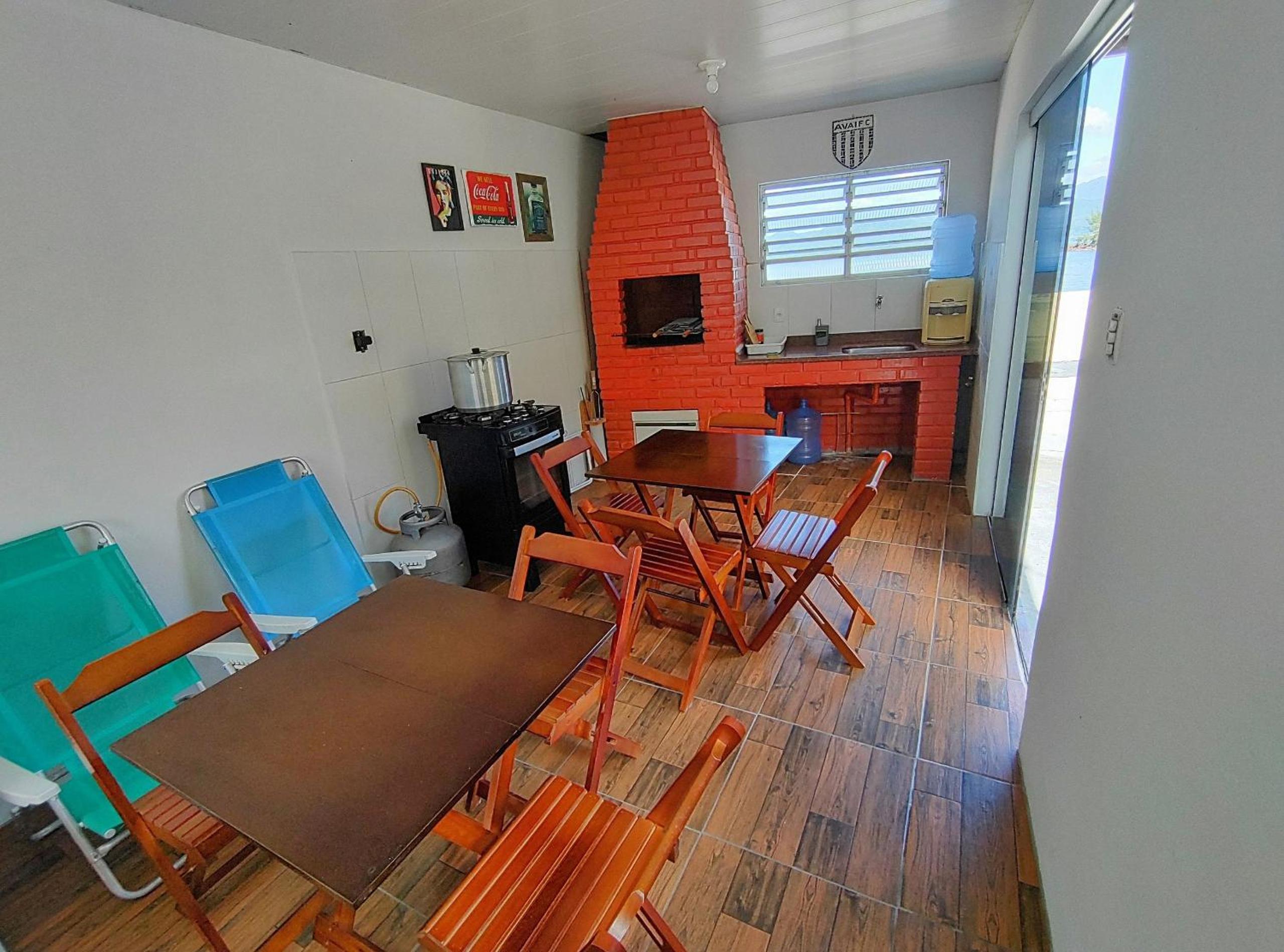 Casa pé na areia com vista especial do pôr do sol.