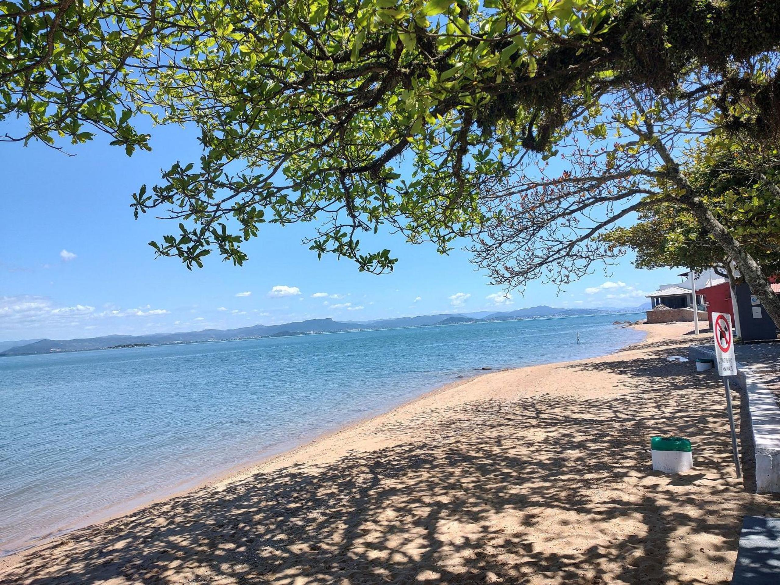 Casa pé na areia com vista especial do pôr do sol.