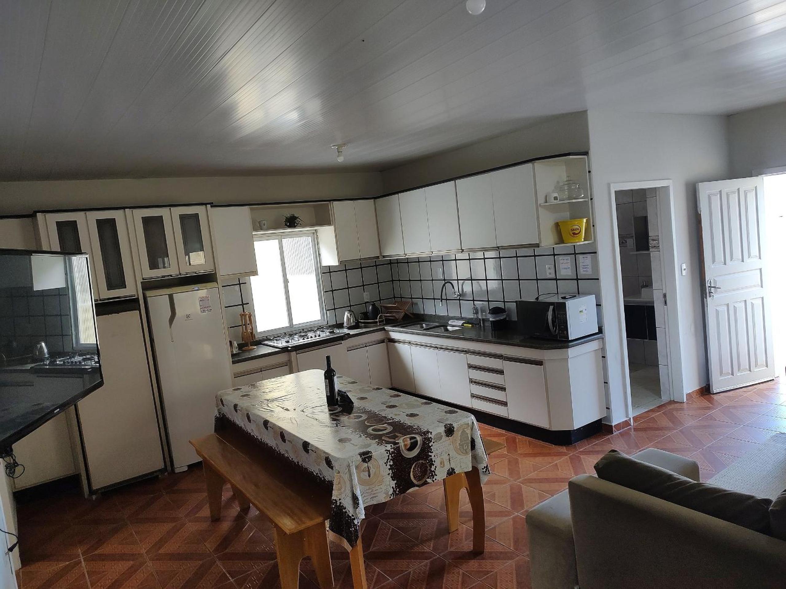 Casa pé na areia com vista especial do pôr do sol.