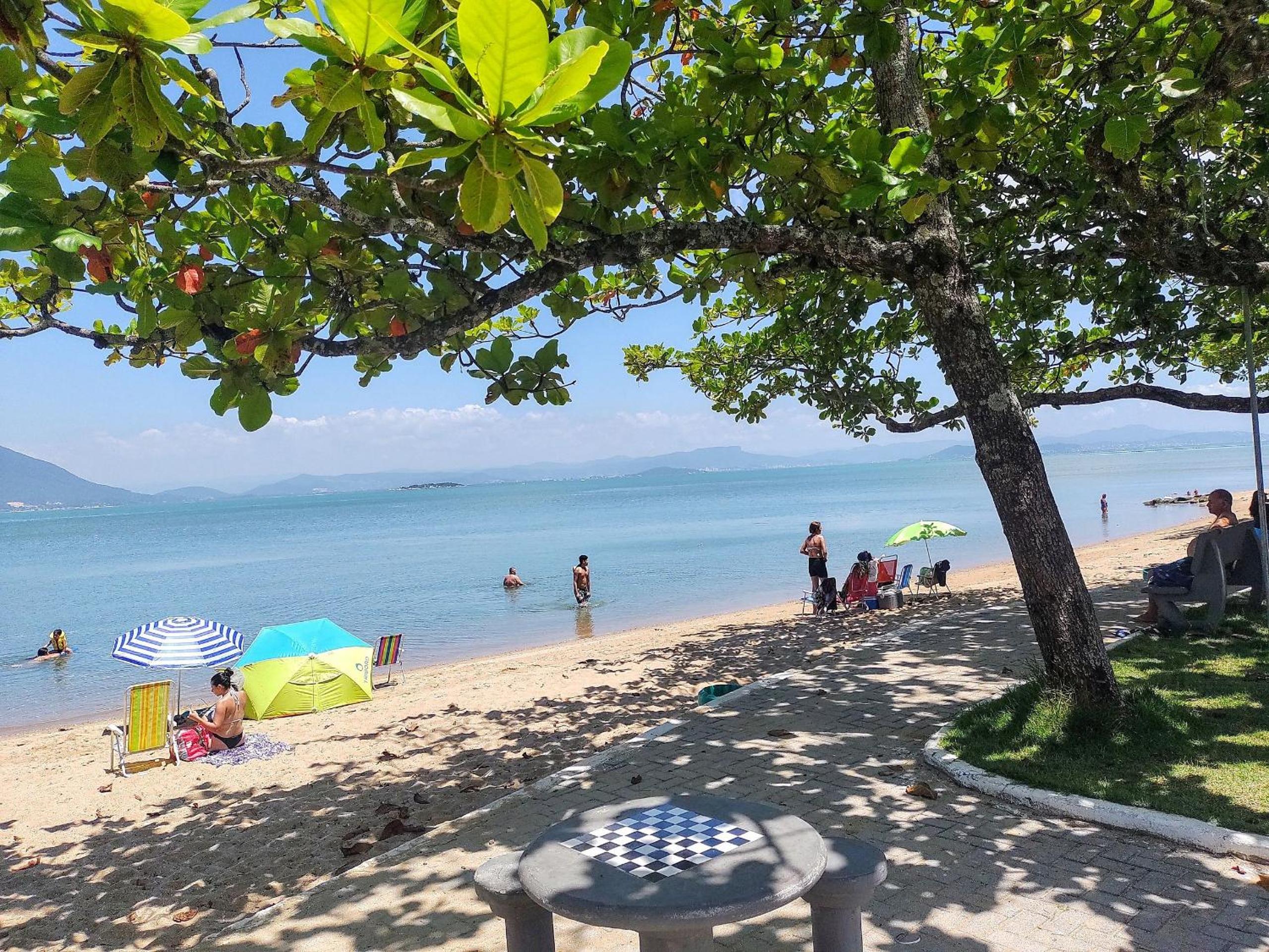 Casa pé na areia com vista especial do pôr do sol.