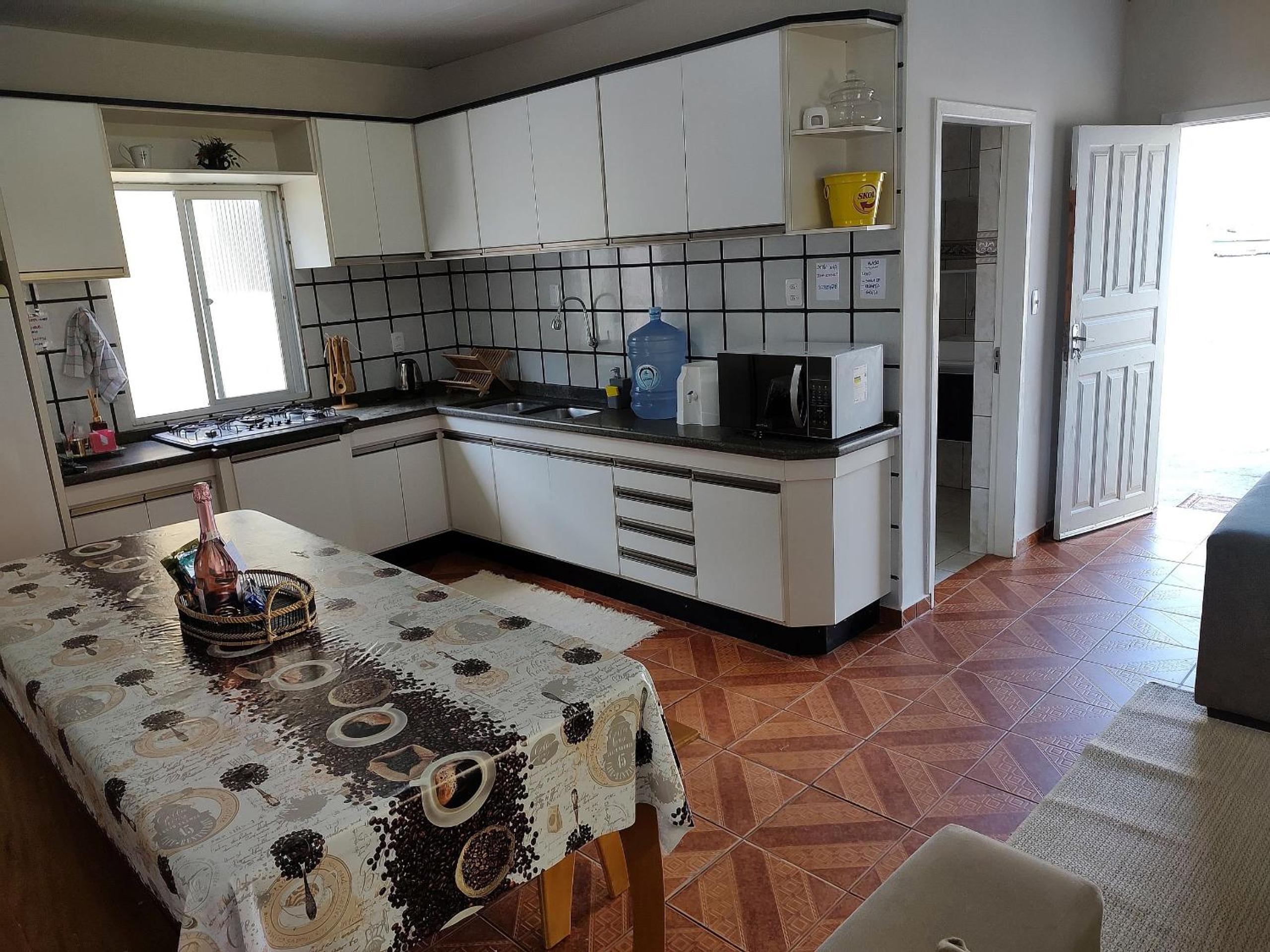 Casa pé na areia com vista especial do pôr do sol.