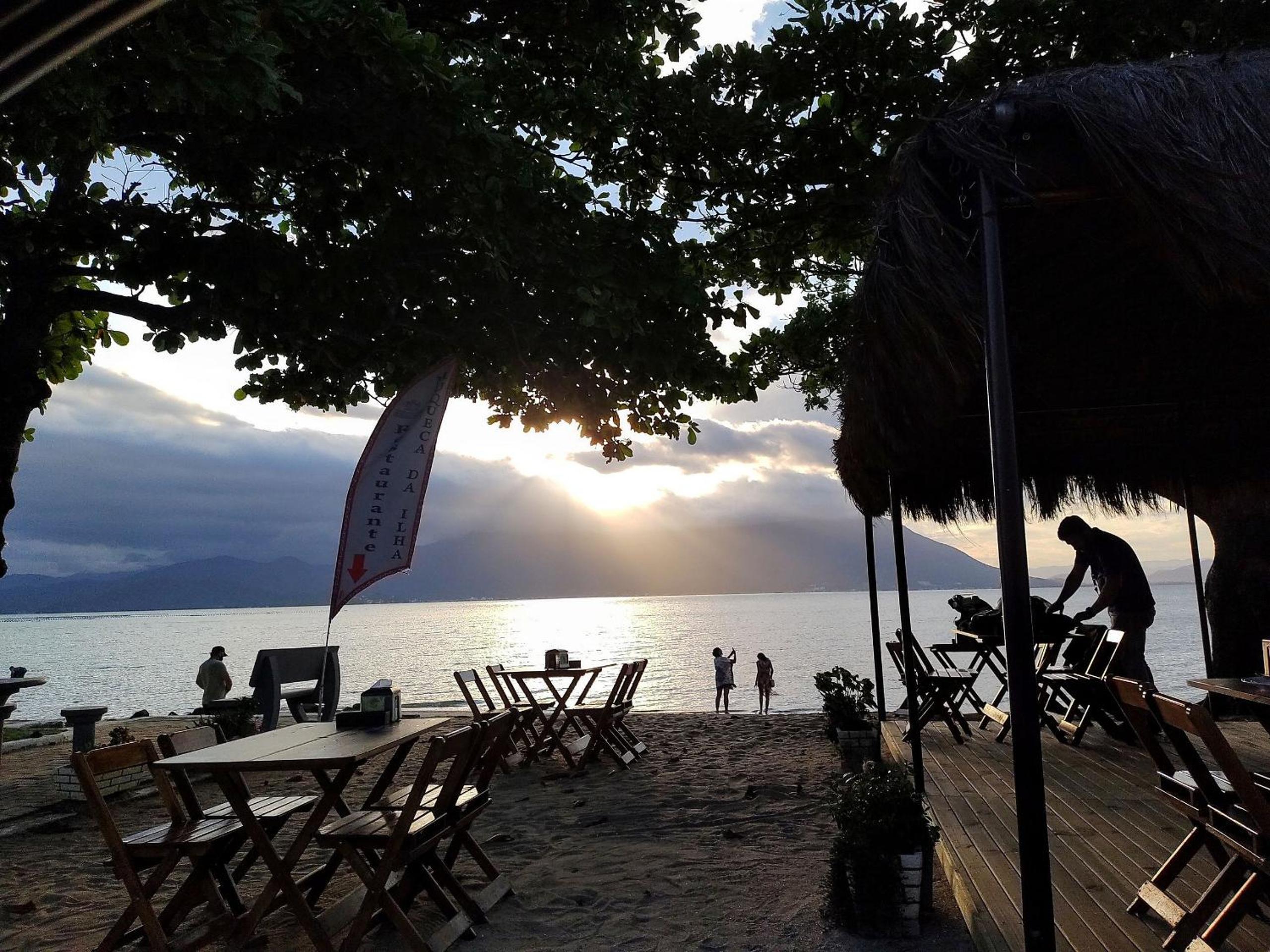 Casa pé na areia com vista especial do pôr do sol.