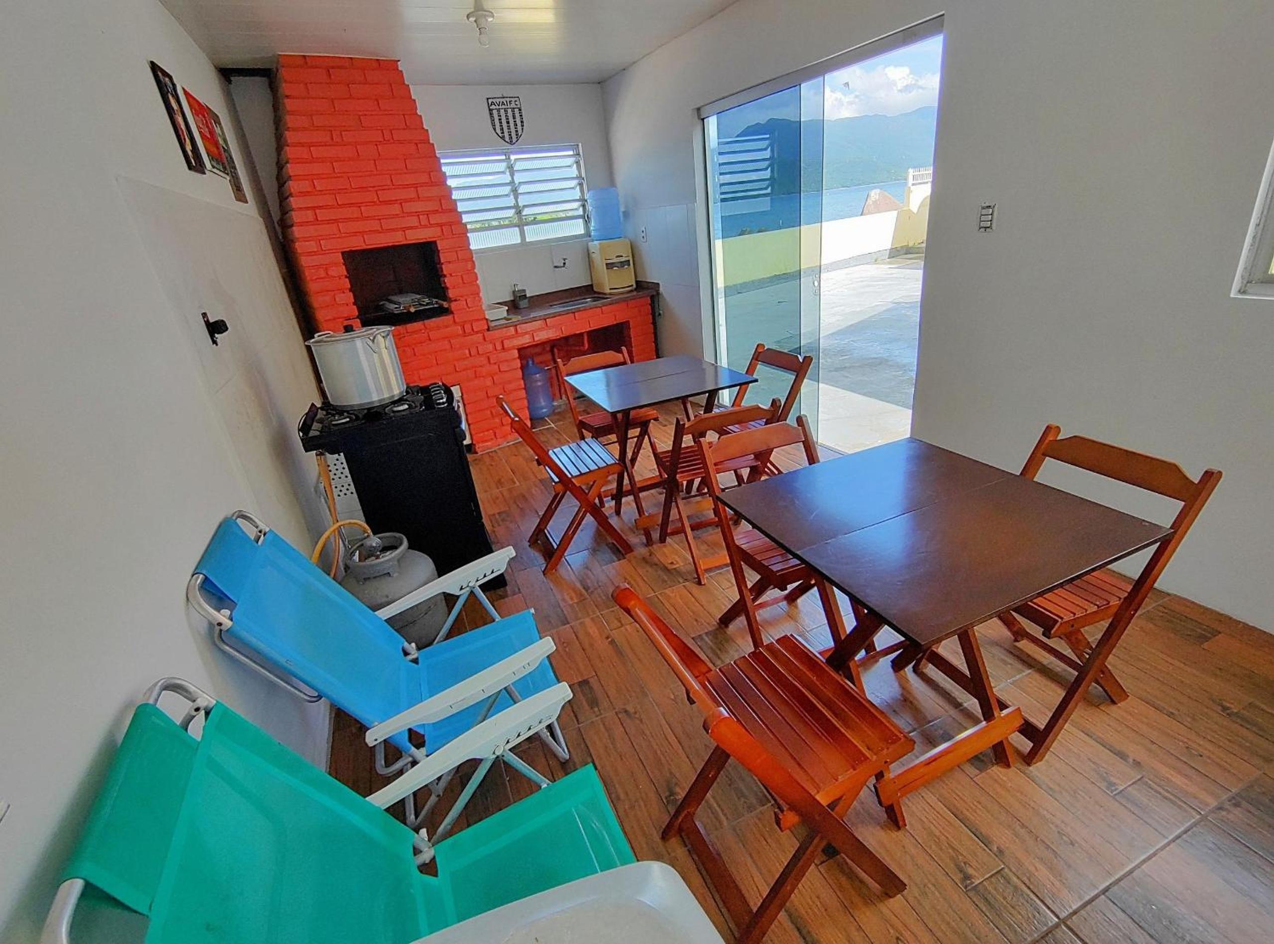Casa pé na areia com vista especial do pôr do sol.