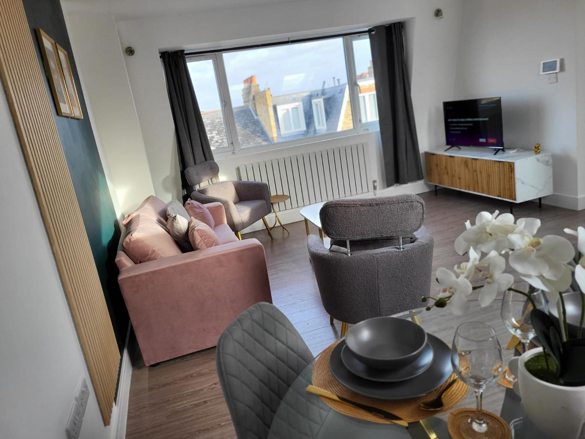 20 mins to central London, Stylish sky views 2 bed