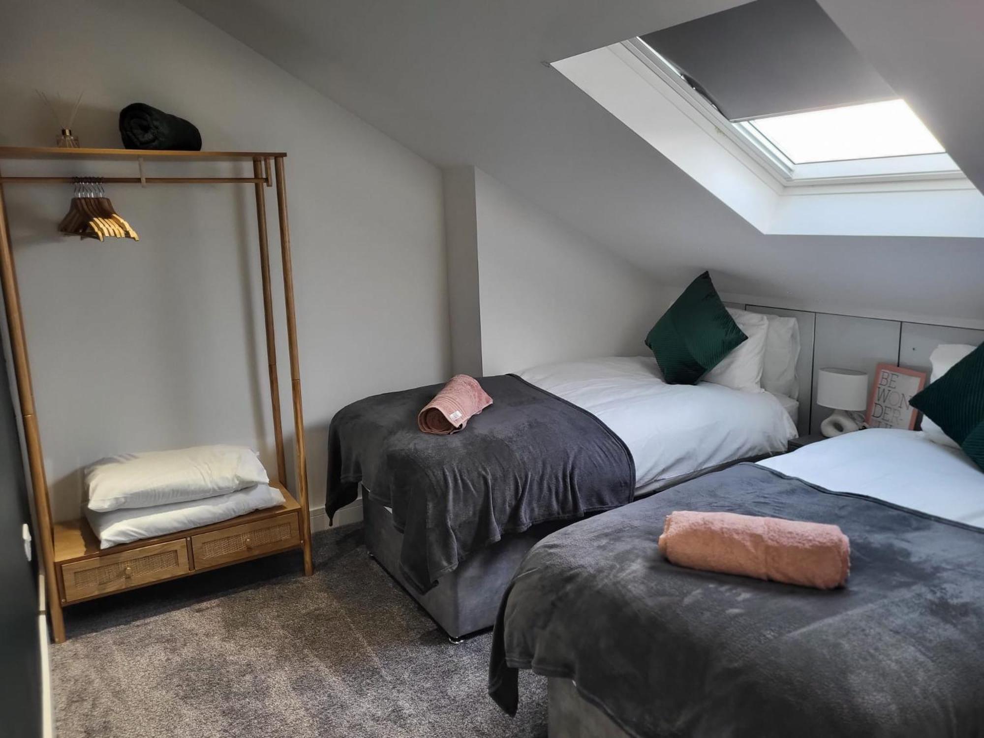 20 mins to central London, Stylish sky views 2 bed