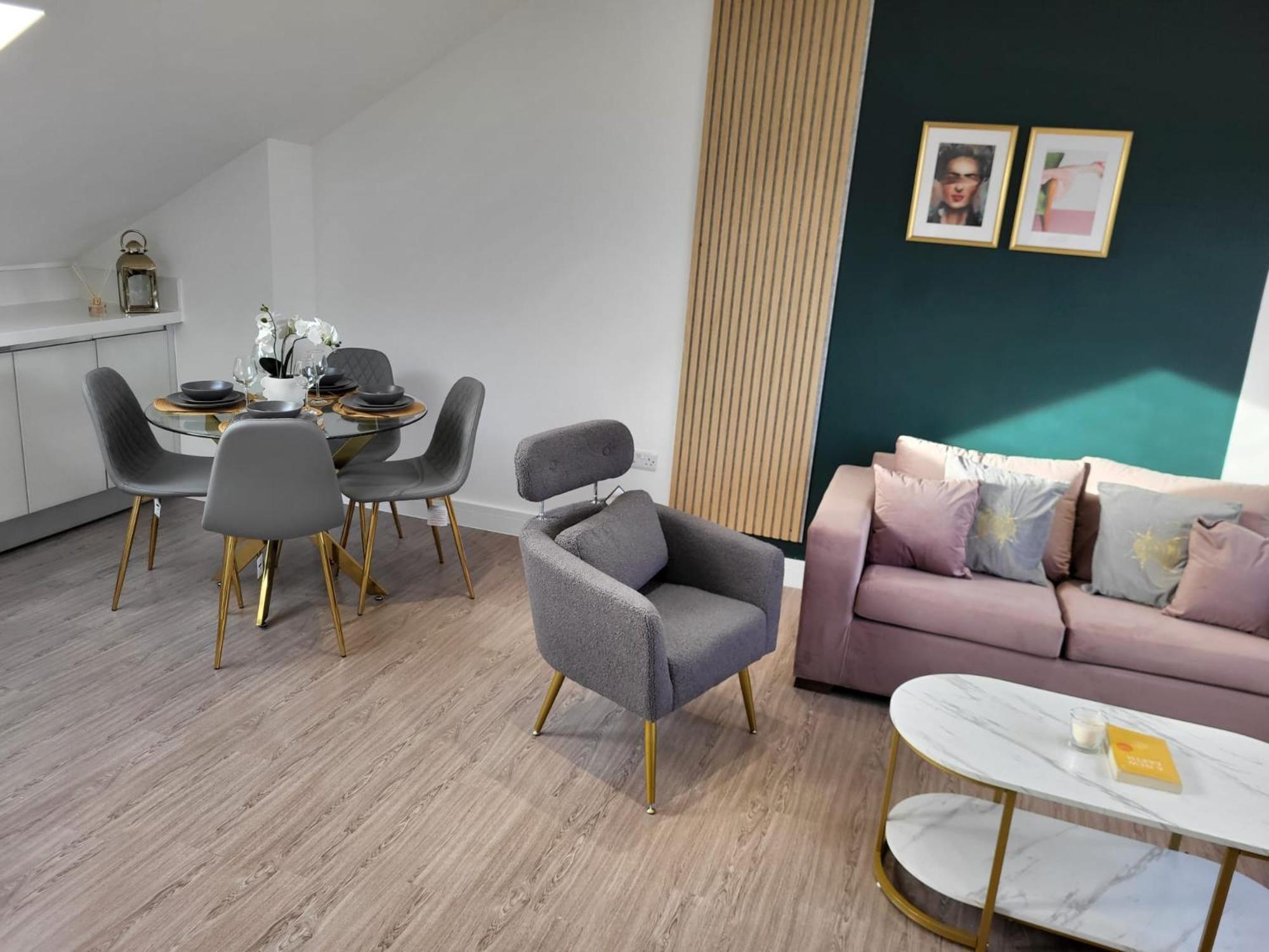 20 mins to central London, Stylish sky views 2 bed