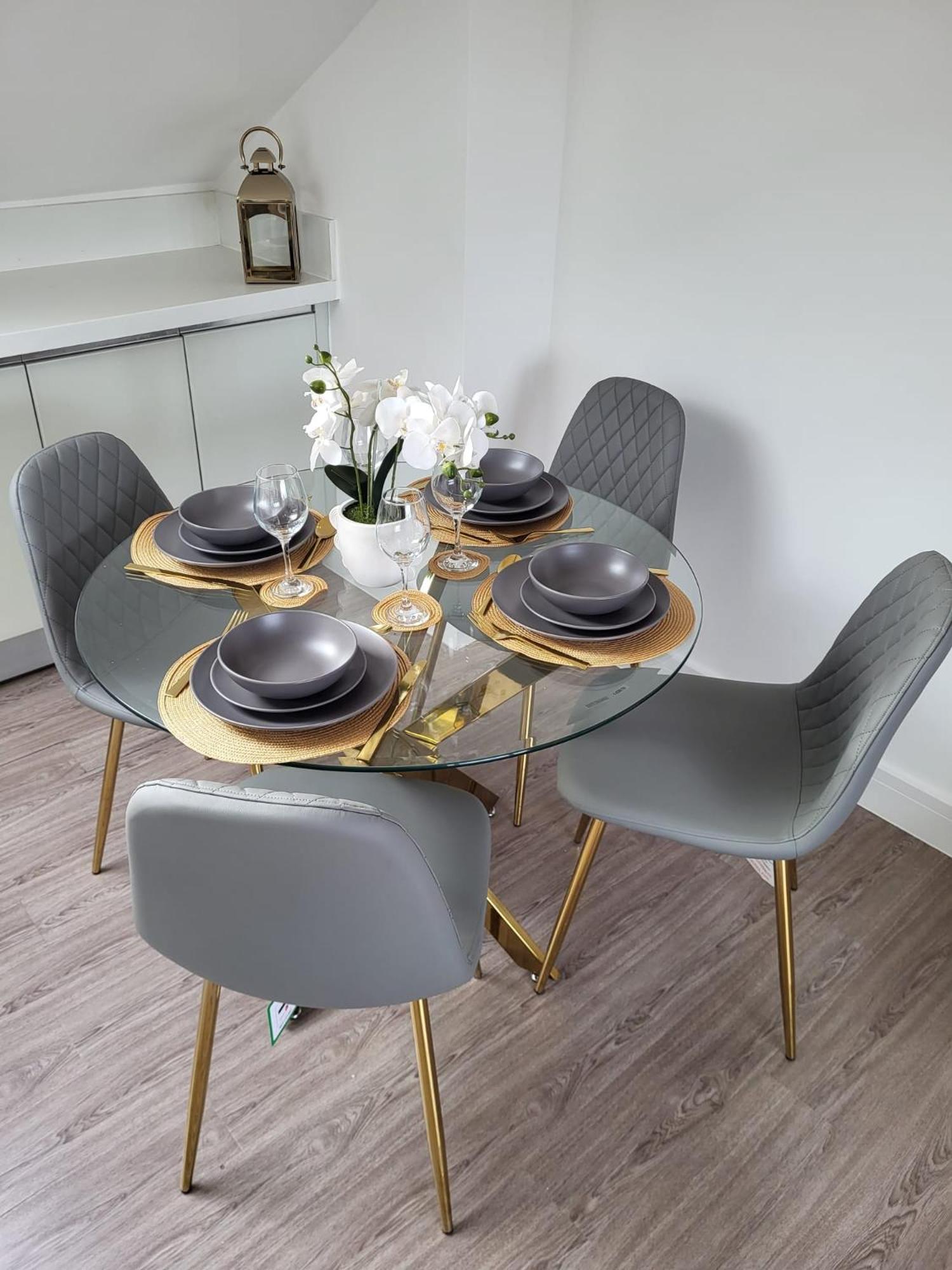 20 mins to central London, Stylish sky views 2 bed