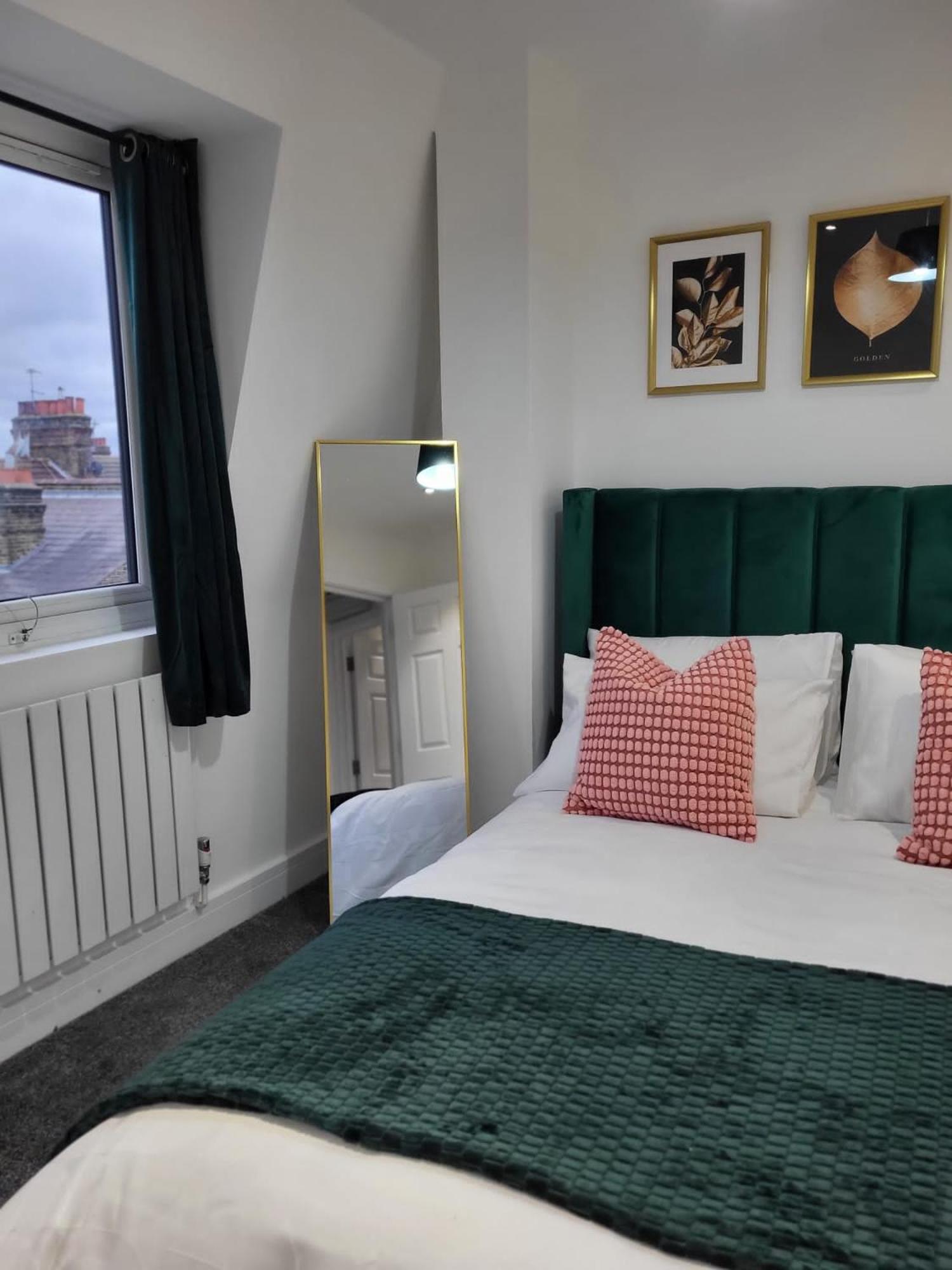 20 mins to central London, Stylish sky views 2 bed