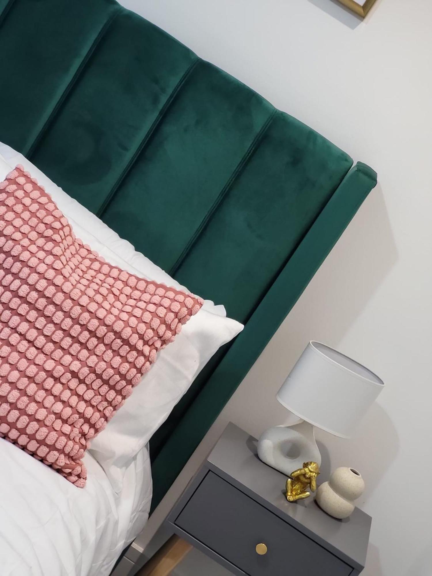 20 mins to central London, Stylish sky views 2 bed