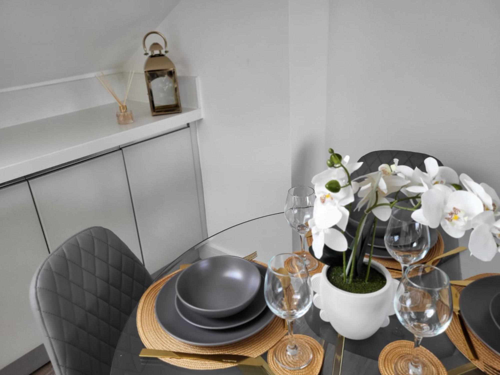 20 mins to central London, Stylish sky views 2 bed