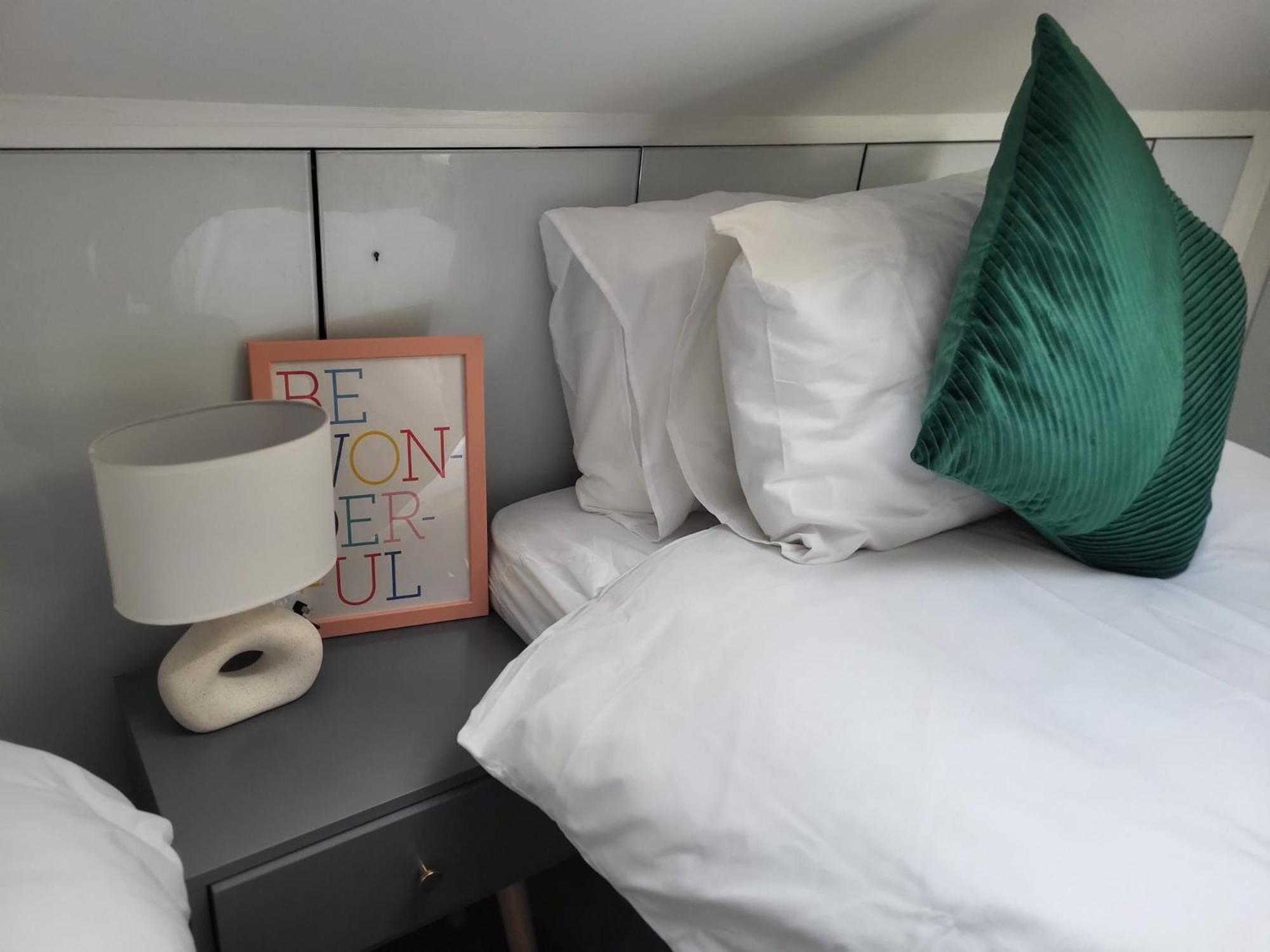 20 mins to central London, Stylish sky views 2 bed
