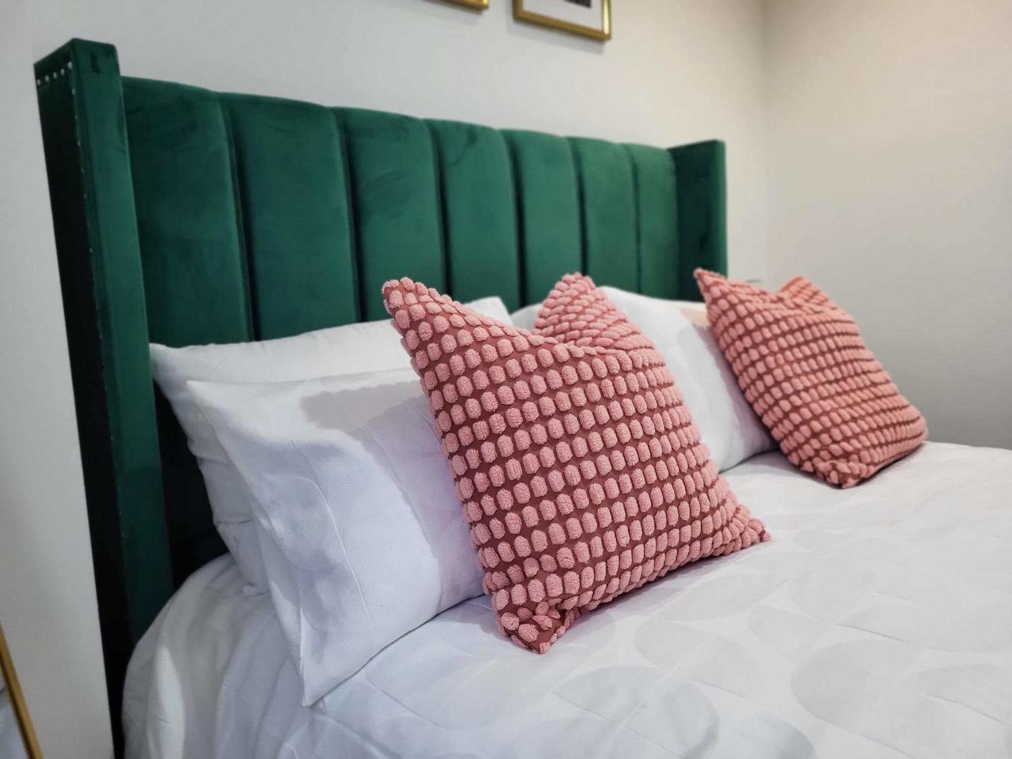 20 mins to central London, Stylish sky views 2 bed