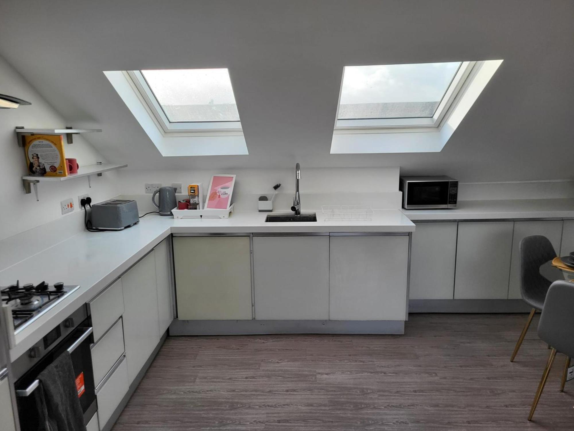 20 mins to central London, Stylish sky views 2 bed