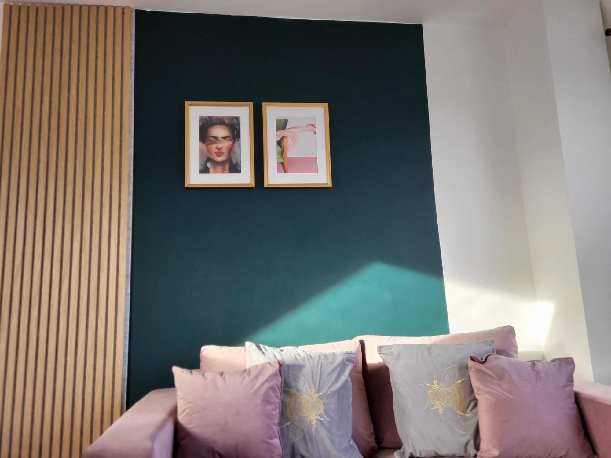 20 mins to central London, Stylish sky views 2 bed