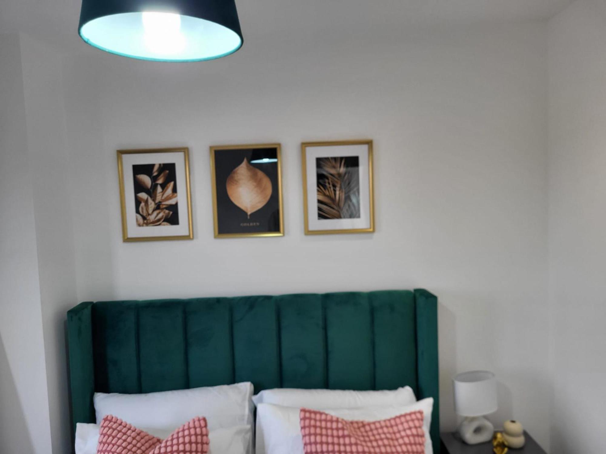 20 mins to central London, Stylish sky views 2 bed