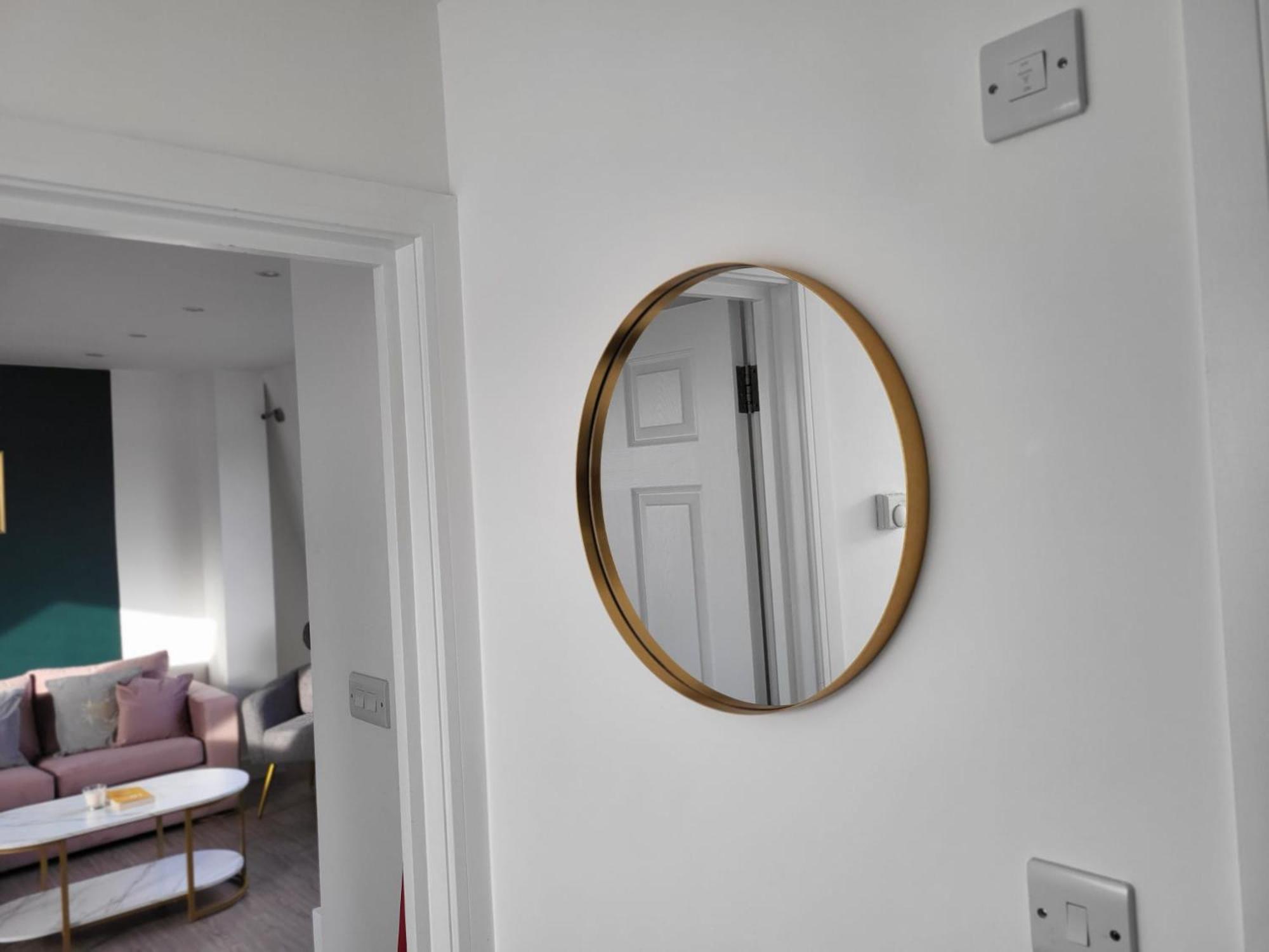 20 mins to central London, Stylish sky views 2 bed