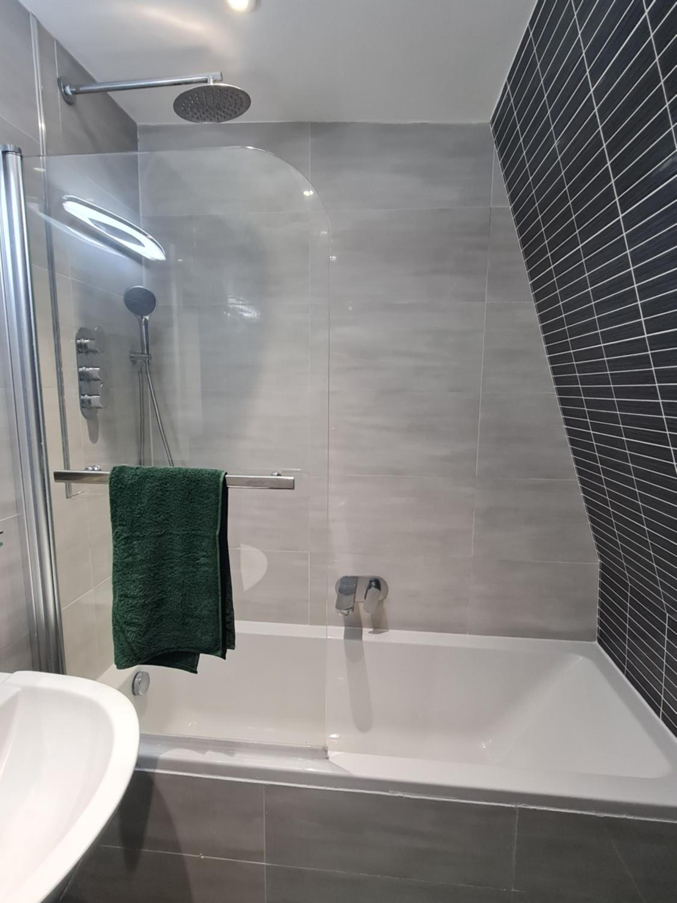 20 mins to central London, Stylish sky views 2 bed