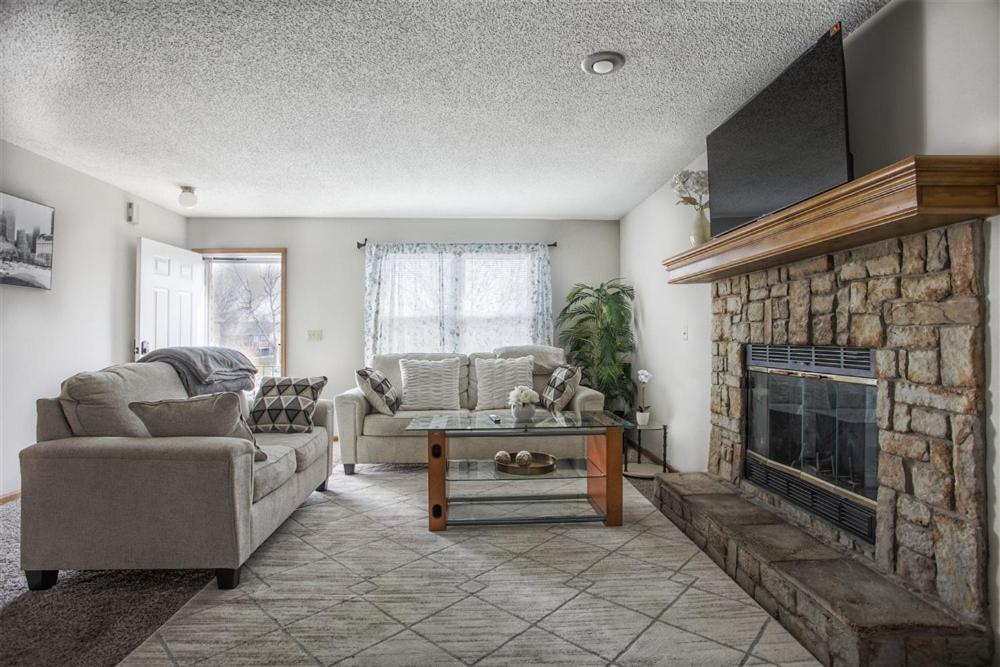 Beautiful and Cozy Olathe Home. - Property Image 3