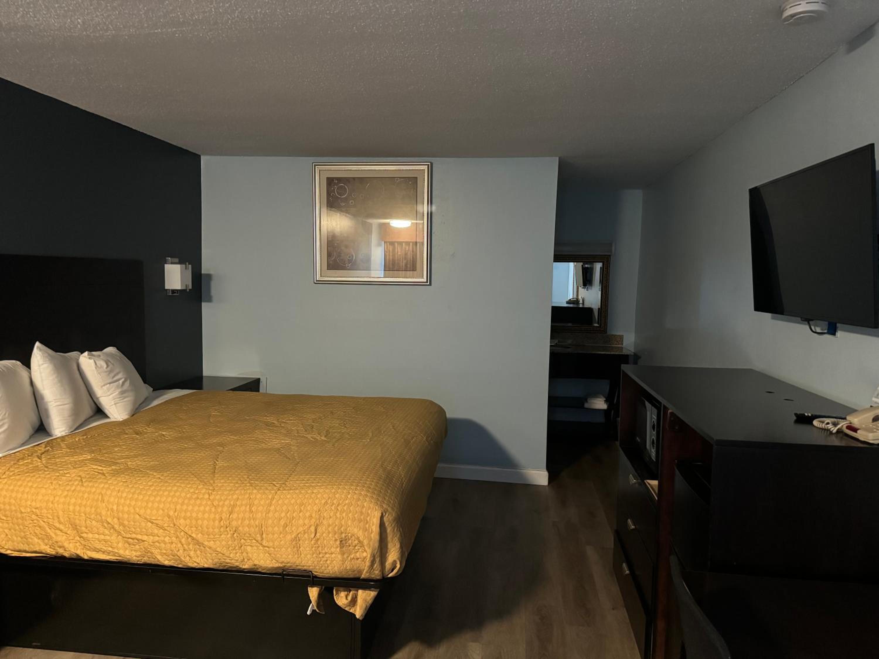 Red Carpet Inn & Suites - Danville