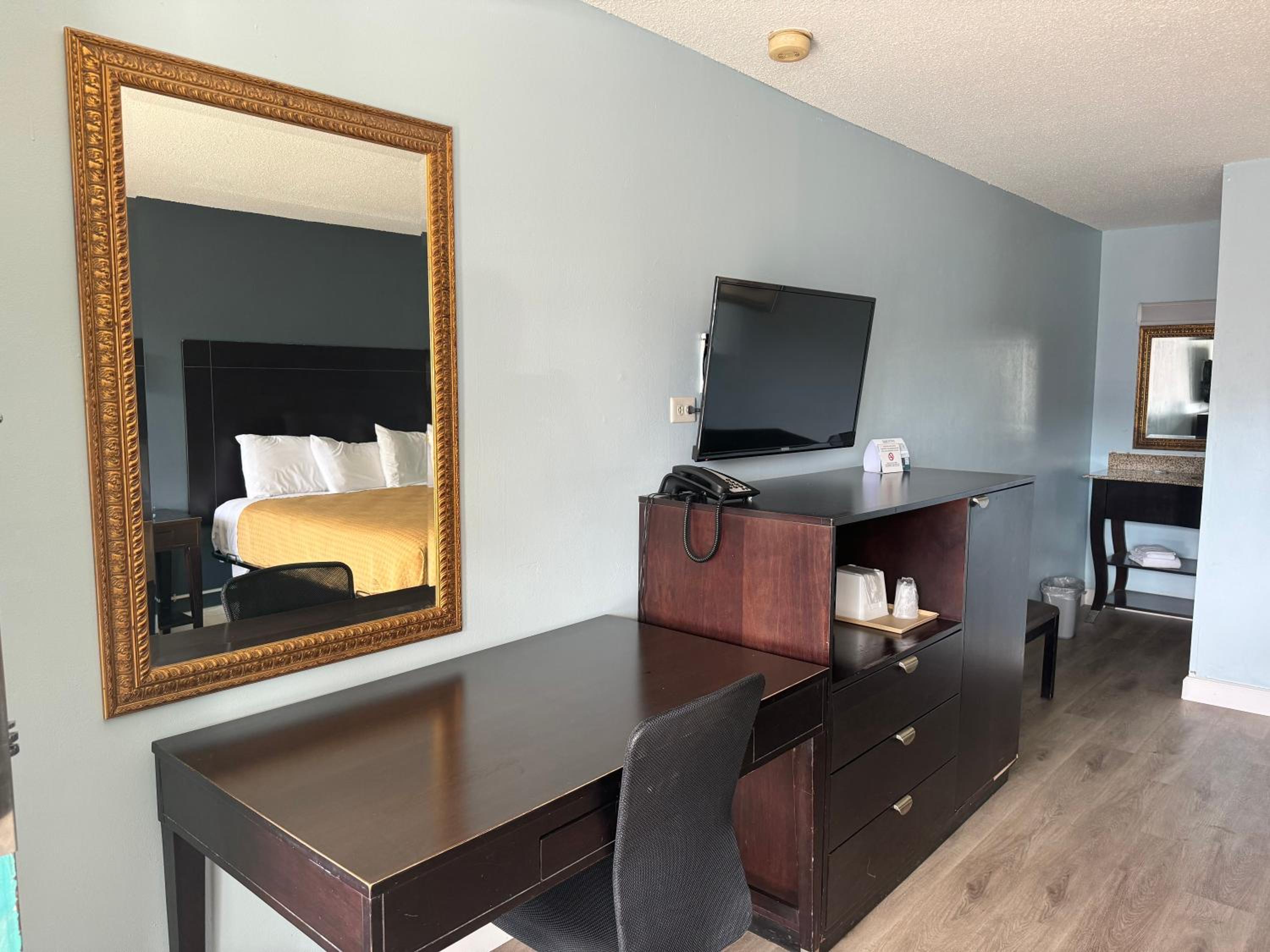 Red Carpet Inn & Suites - Danville
