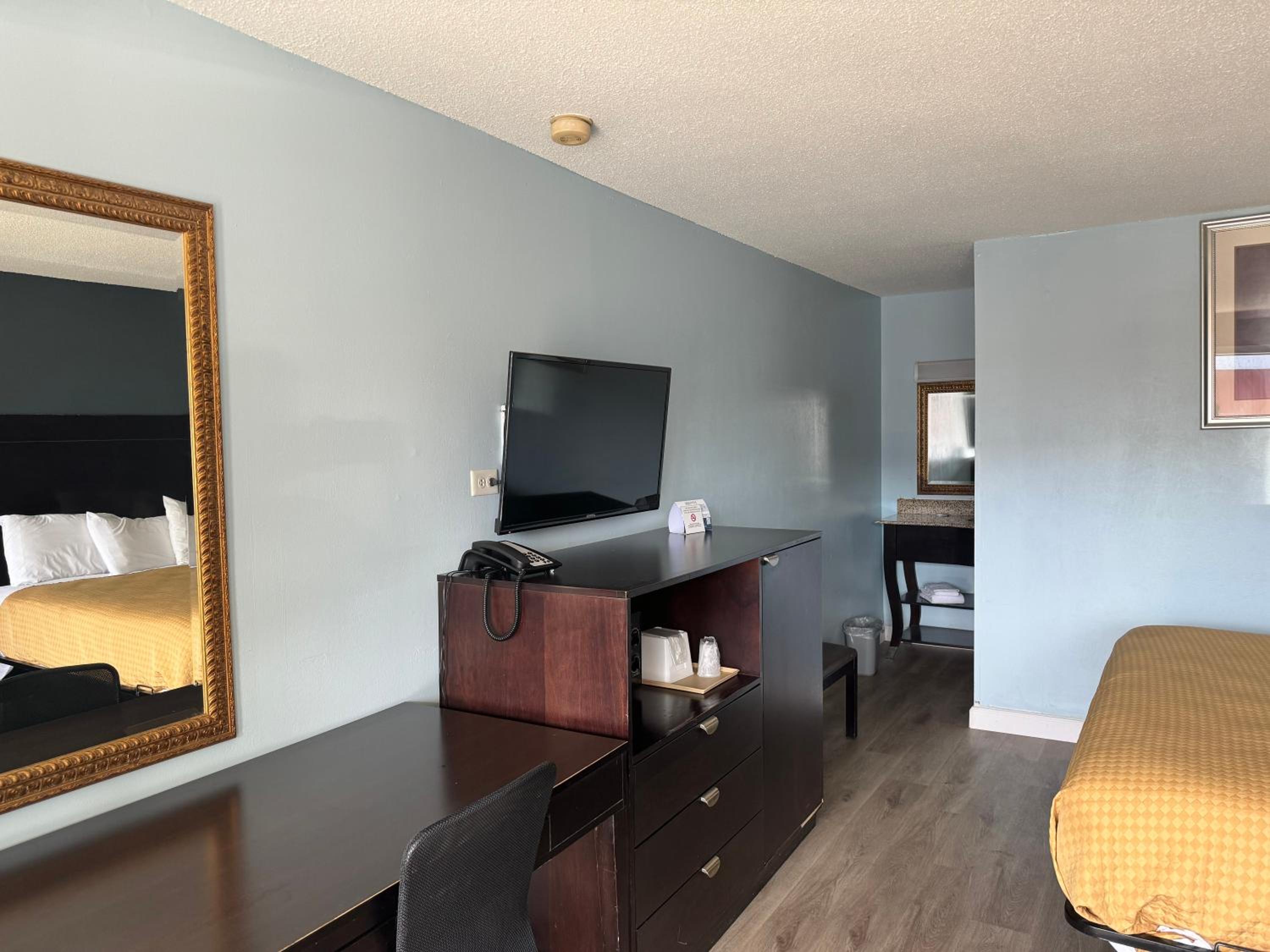 Red Carpet Inn & Suites - Danville