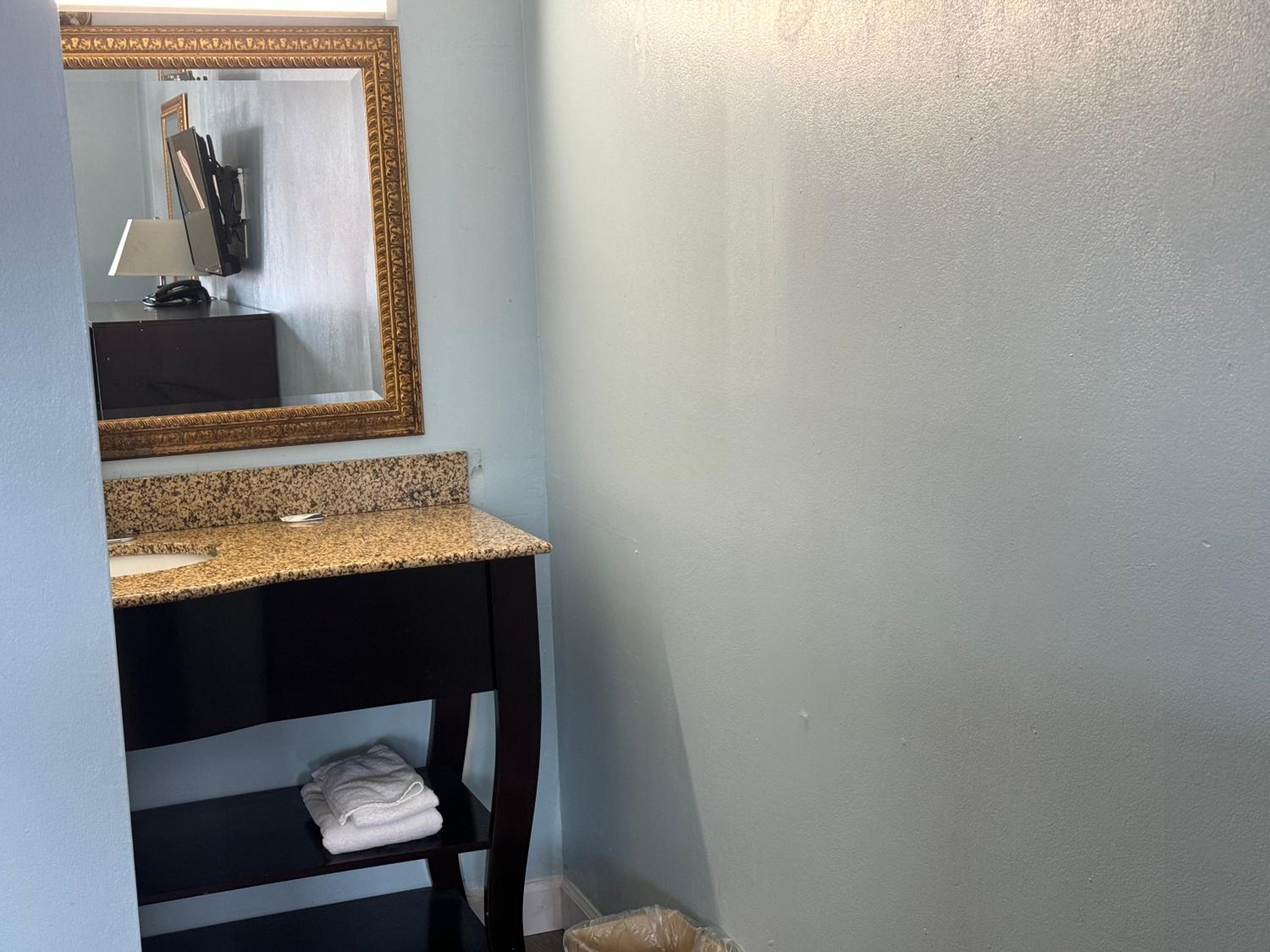 Danville Vacations - Red Carpet Inn  Suites - Danville - Property Image 3