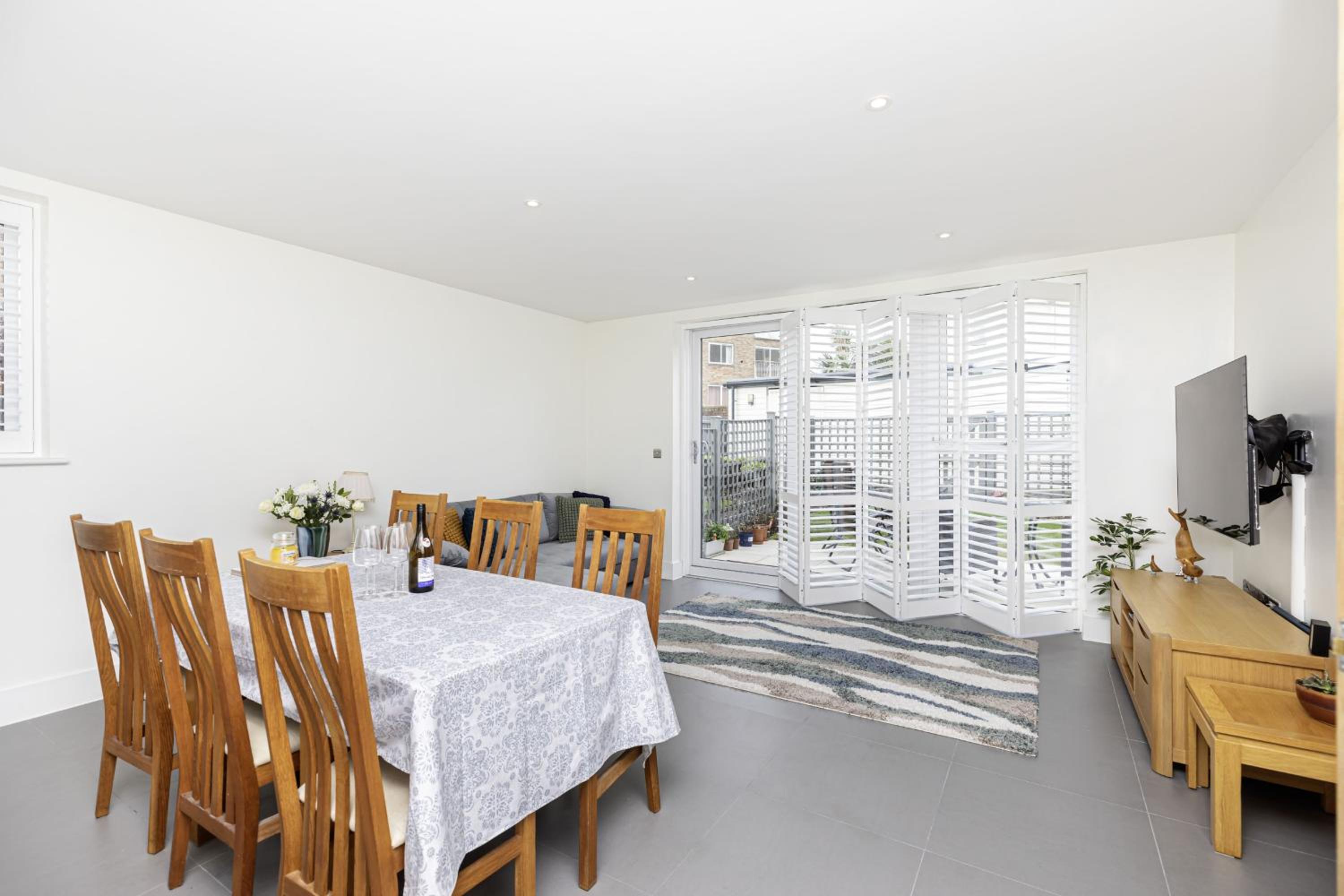 Beach Front Getaway - Luxury Apt with Large Garden view 2