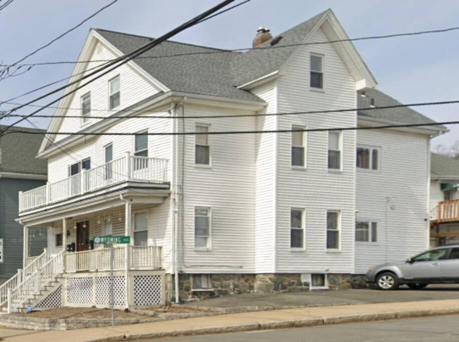 Hotel Spacious And Cozy- Near T-station-quiet Neighborhood!