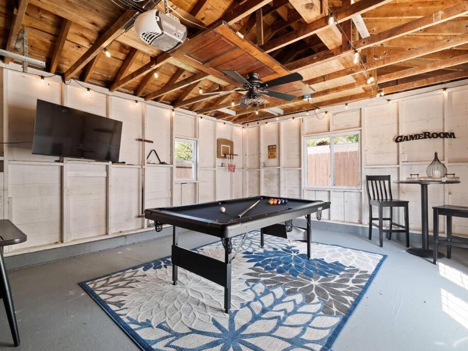 Family Fun: Comfy Home, 10 Min to Cedar Point Fun! in Huron, US