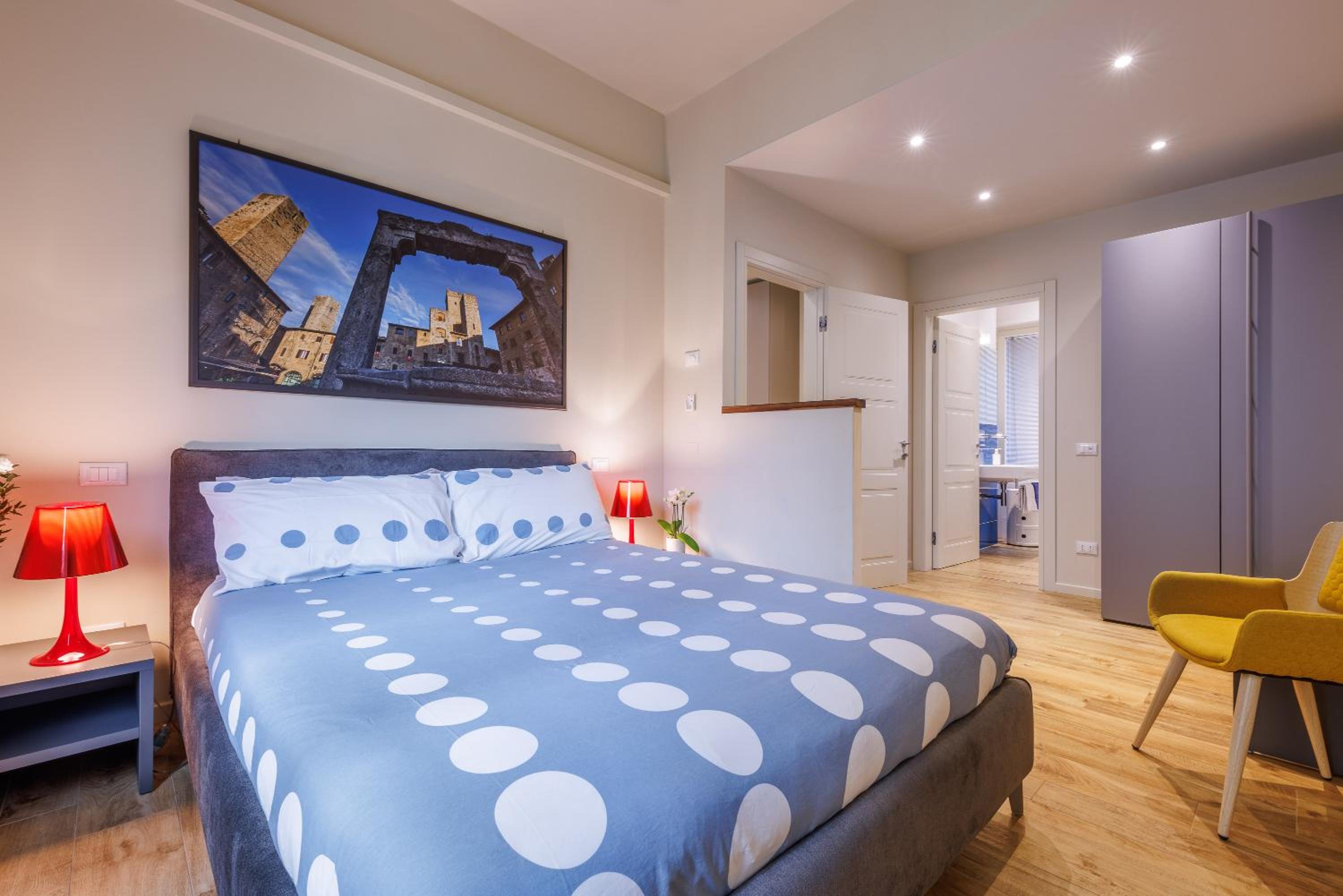Lucy Florence charming modern apartment near Piazza della Libertà