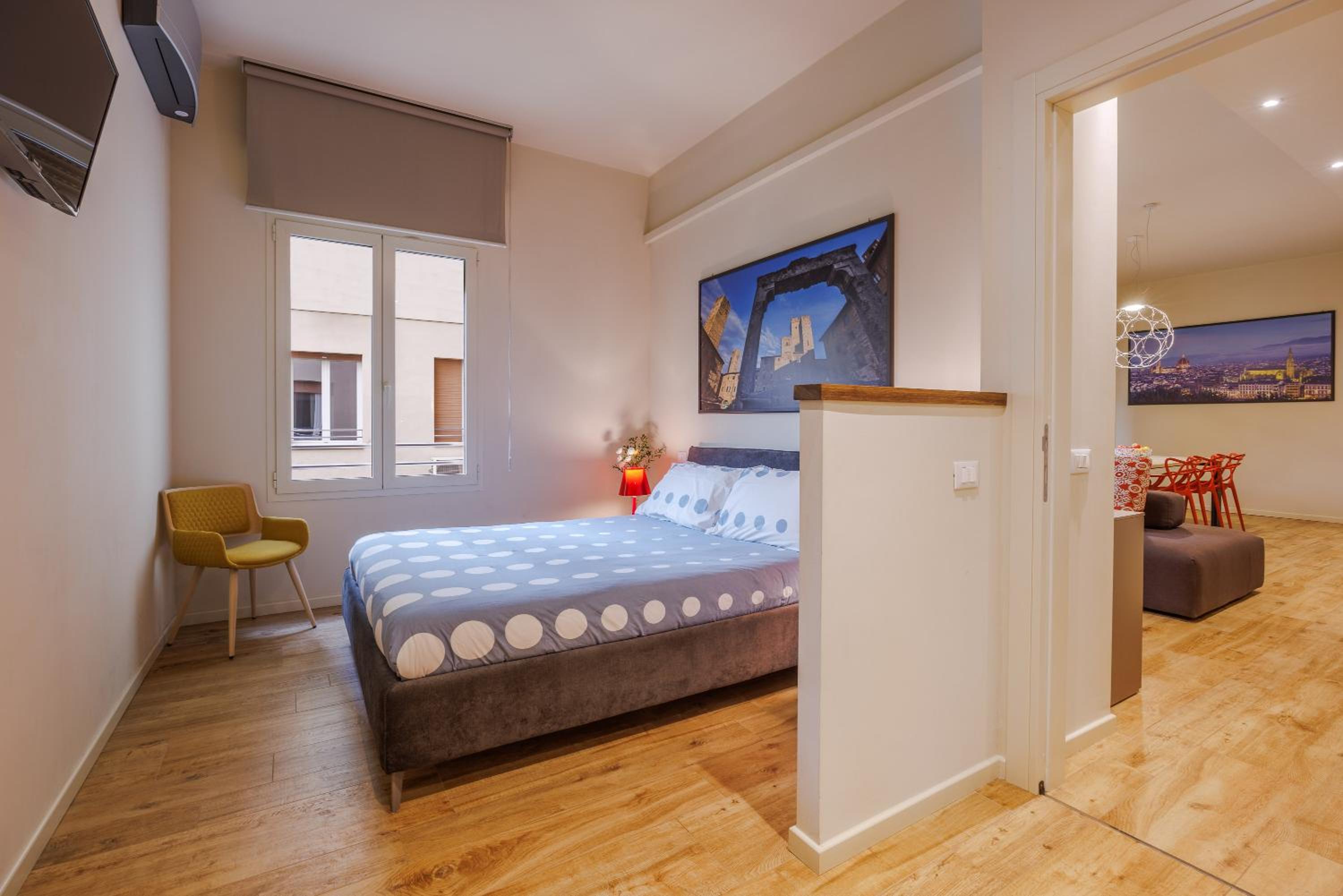 Lucy Florence charming modern apartment near Piazza della Libertà