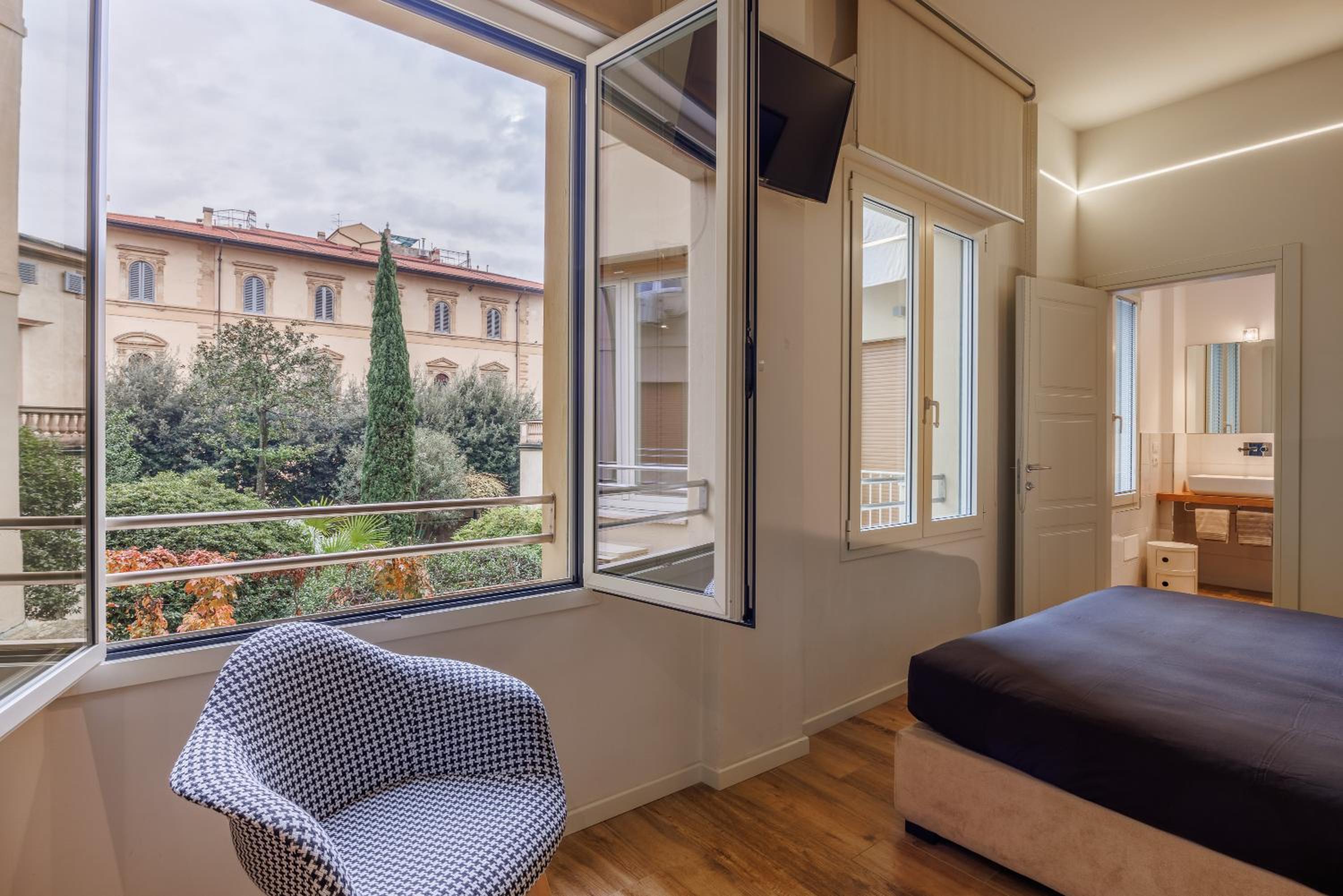Lucy Florence charming modern apartment near Piazza della Libertà