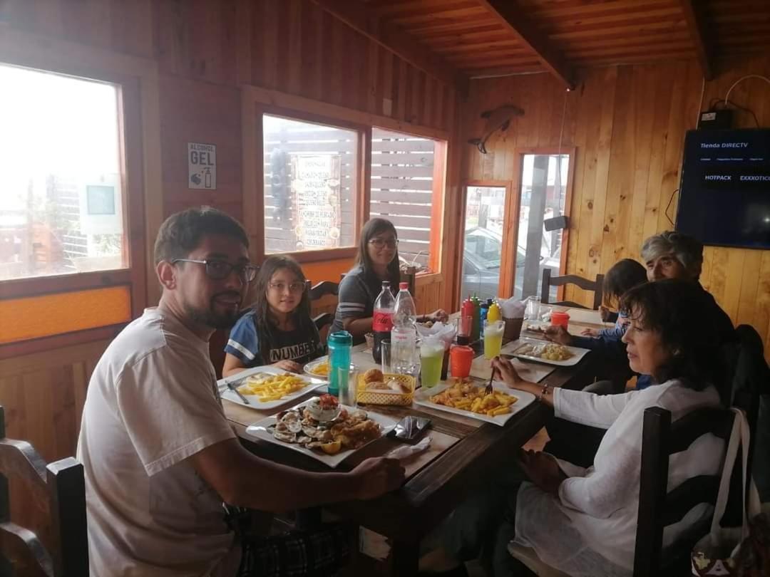 CABAÑA LA CASONA, salón, comedor y cocina amplia, con baño en la habitación y uno adicional, se alcanzan a ver las islas y el mar