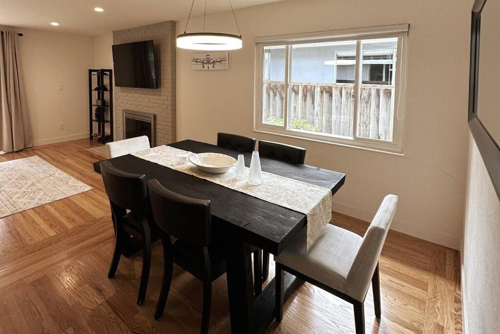 Modern, Renovated 5b/3ba near Apple, Kaiser — exterior view, Santa Clara, us