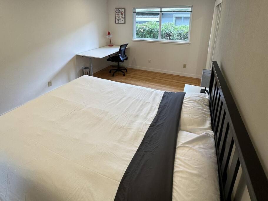Modern, Renovated 5b/3ba near Apple, Kaiser 5
