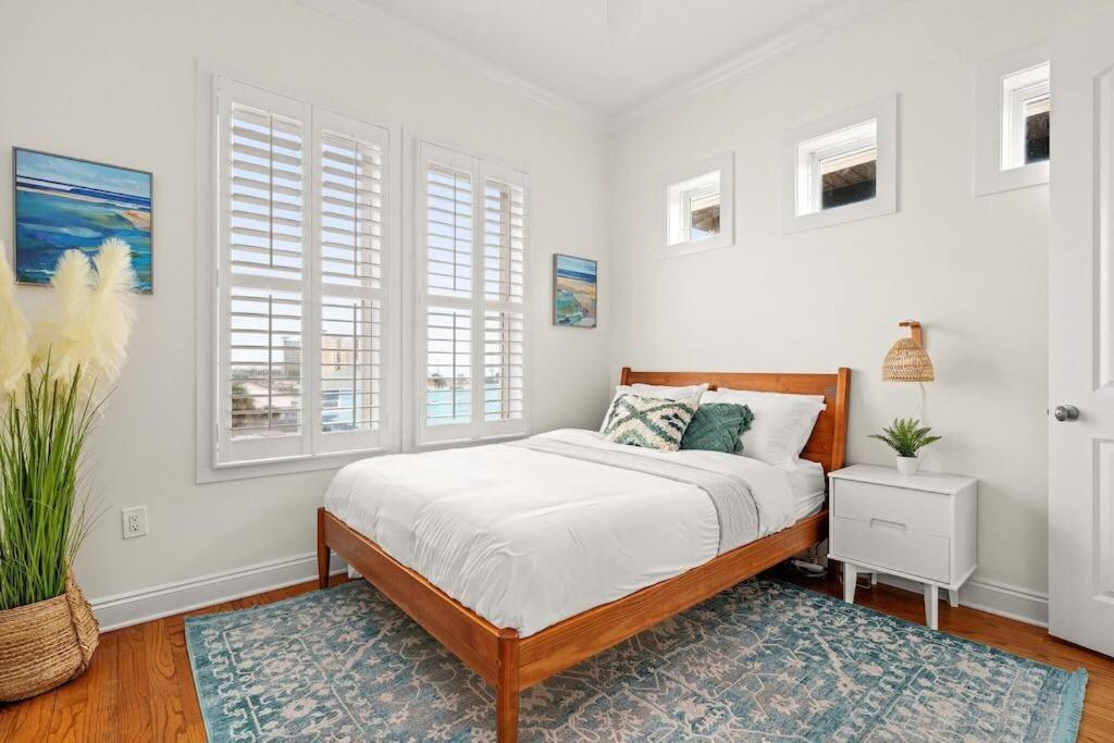 Modern Beach Haüs 4 min walk to beach w/ pool BBQ view 2