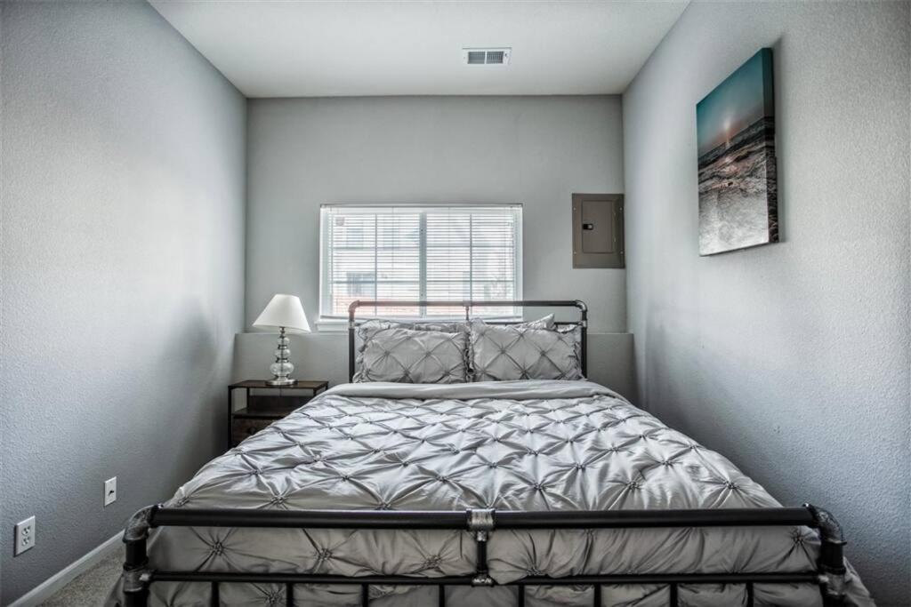 Cozy 3 Bedrooms and 2 baths in Olathe sleeps 8. view 3