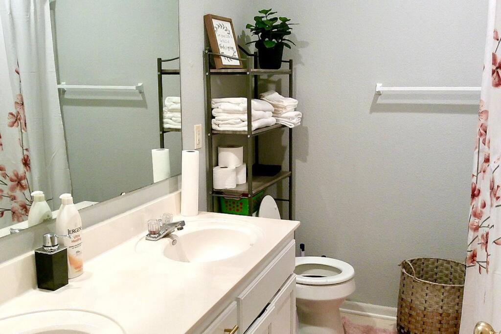 Cozy 3 Bedrooms and 2 baths in Olathe sleeps 8. view 5