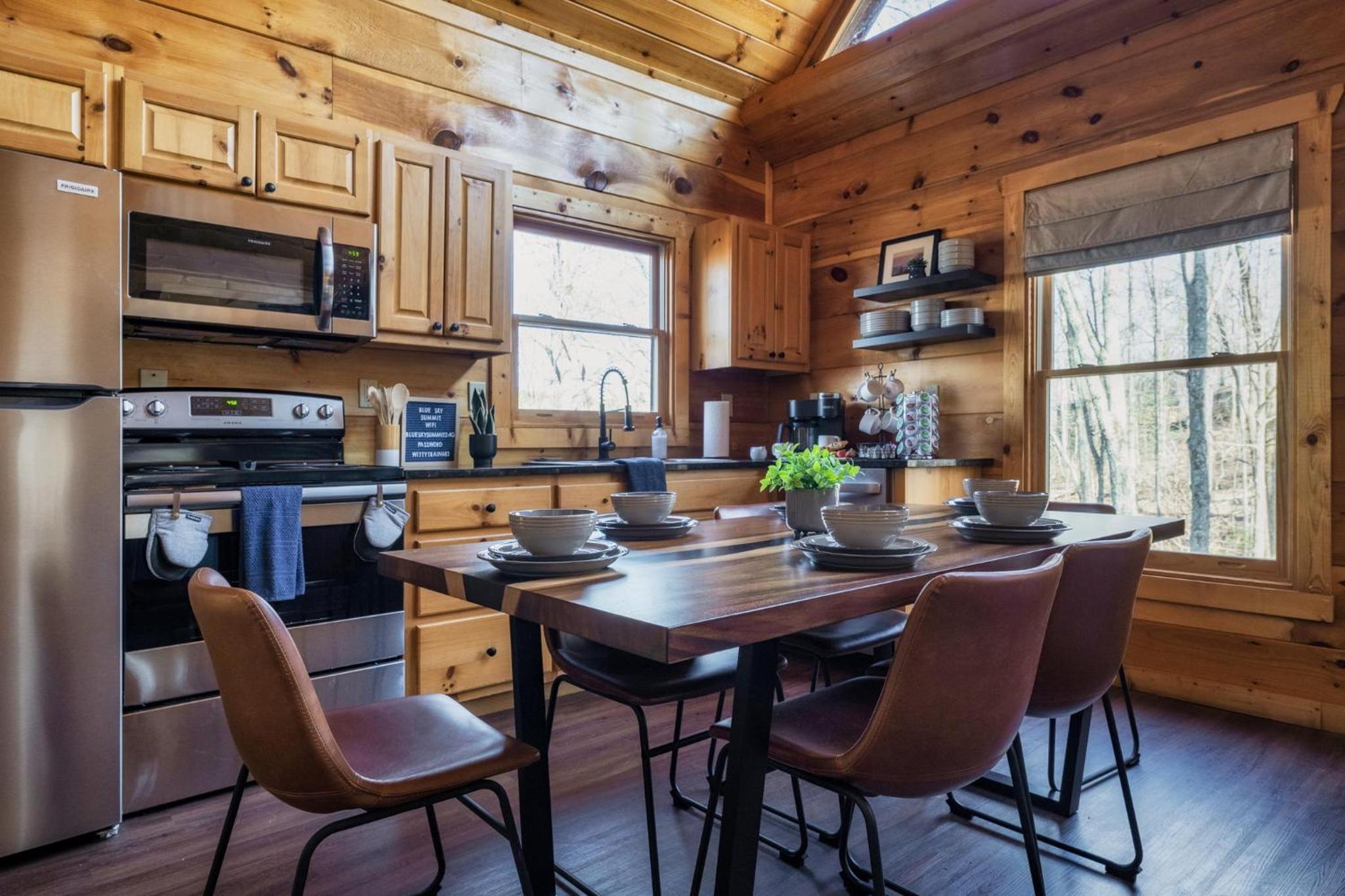 Updated Serene Mtn Cabin, theater rm & popcorn! view 5