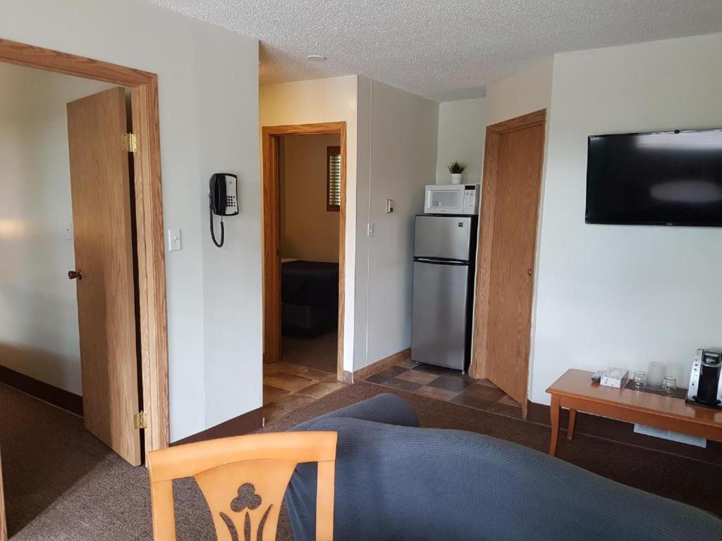 Hinton Vacations - Pines Motel - Property Image 10