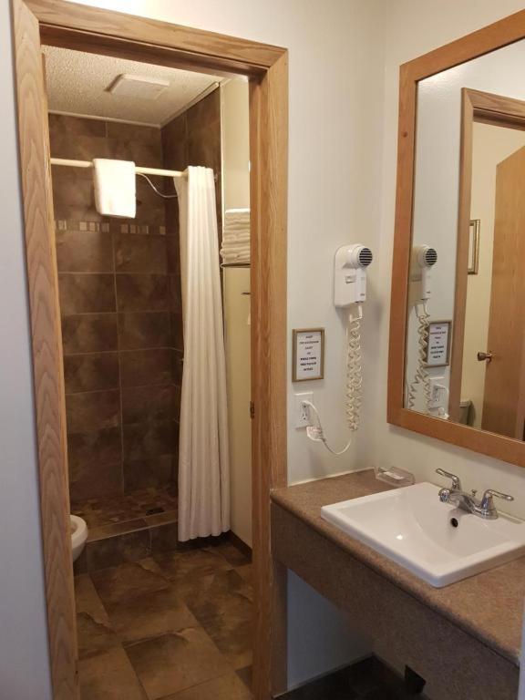Hinton Vacations - Pines Motel - Property Image 2