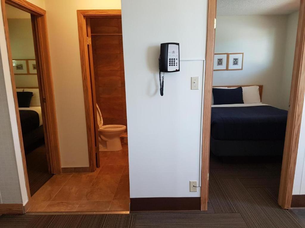 Hinton Vacations - Pines Motel - Property Image 3