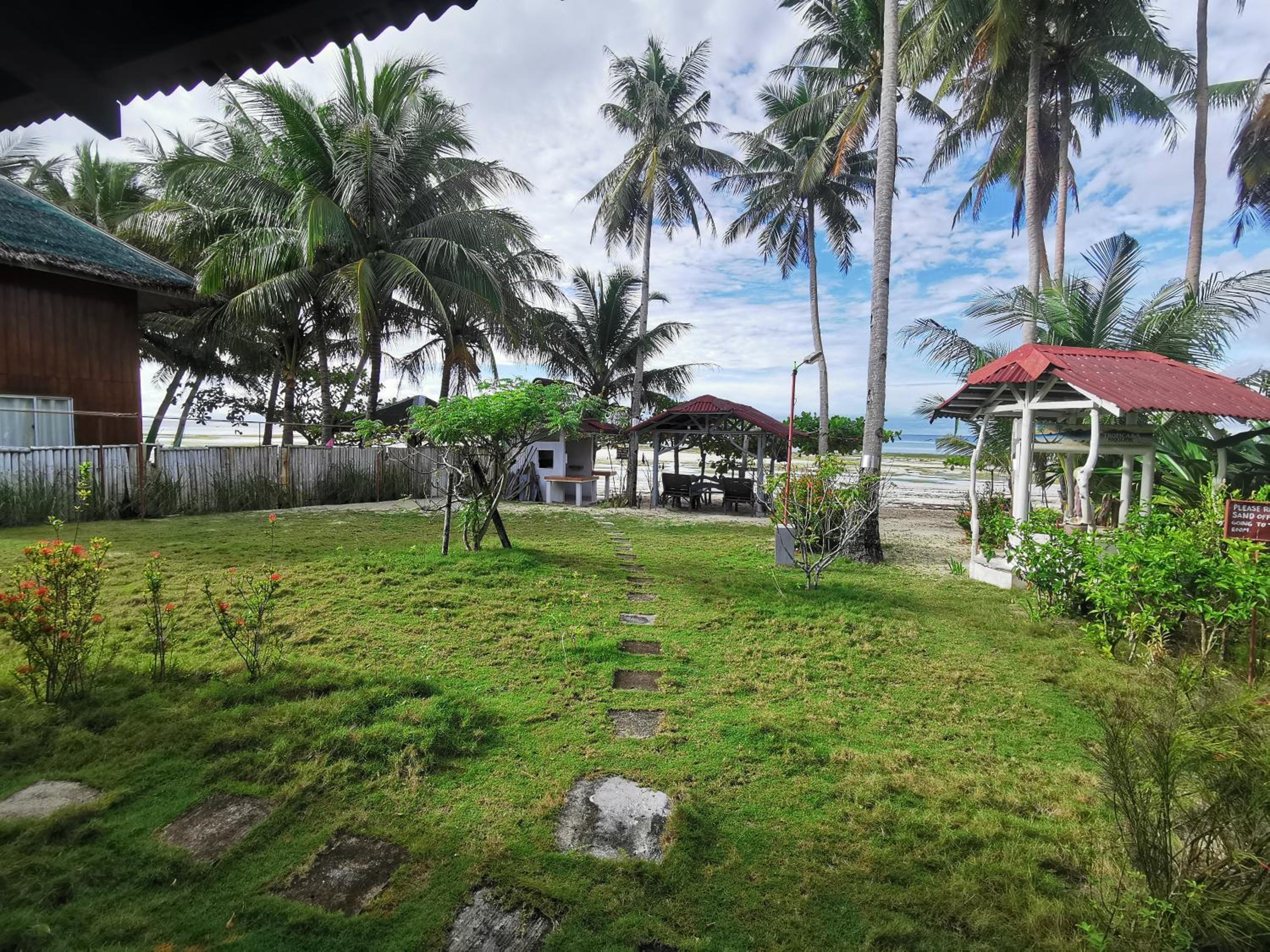 Tropicasa Siquijor Seafront Guest House