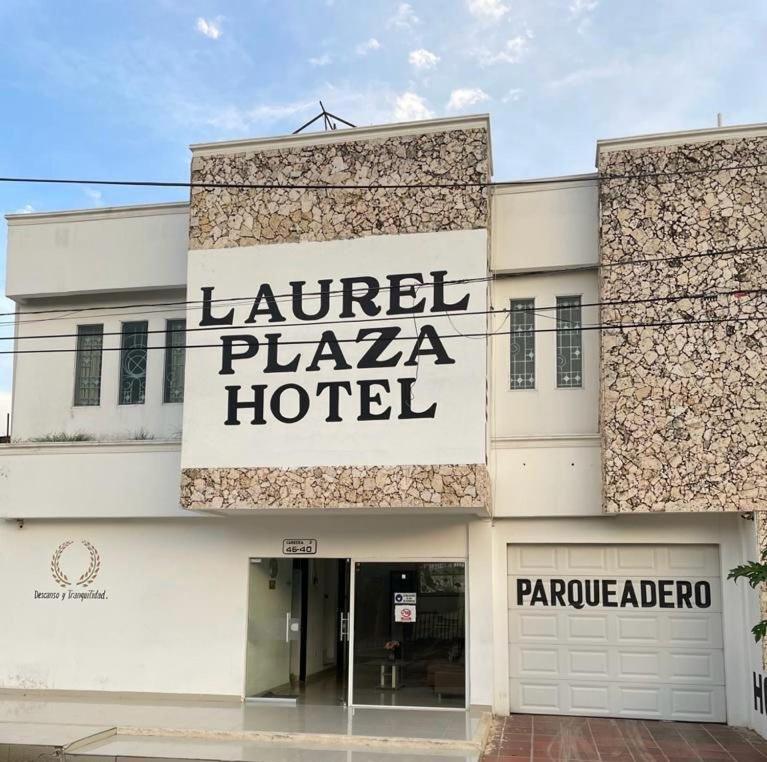 Laurel plaza