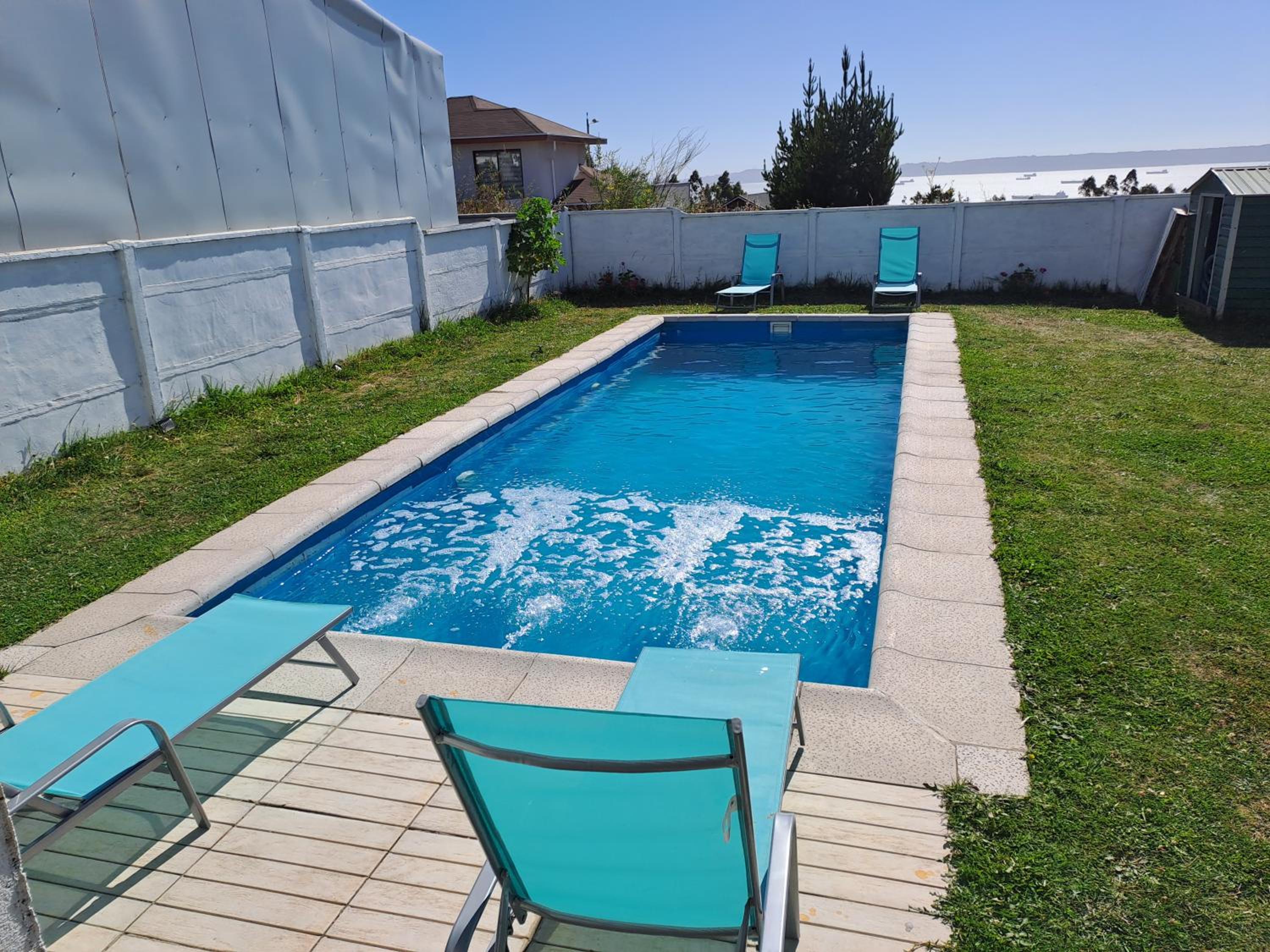 Casa en Tomé con piscina, vista al mar, equipada.