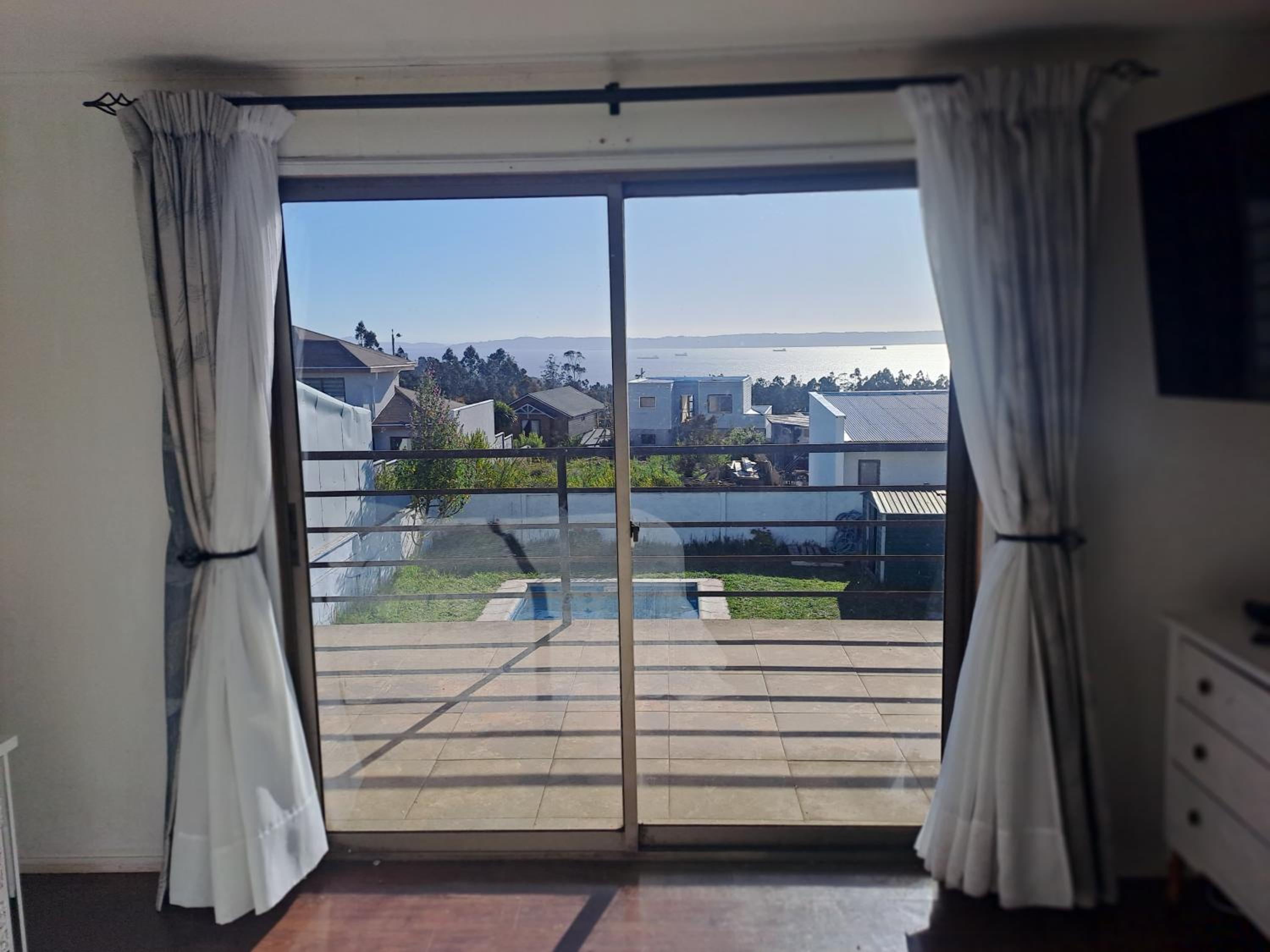 Casa en Tomé con piscina, vista al mar, equipada.