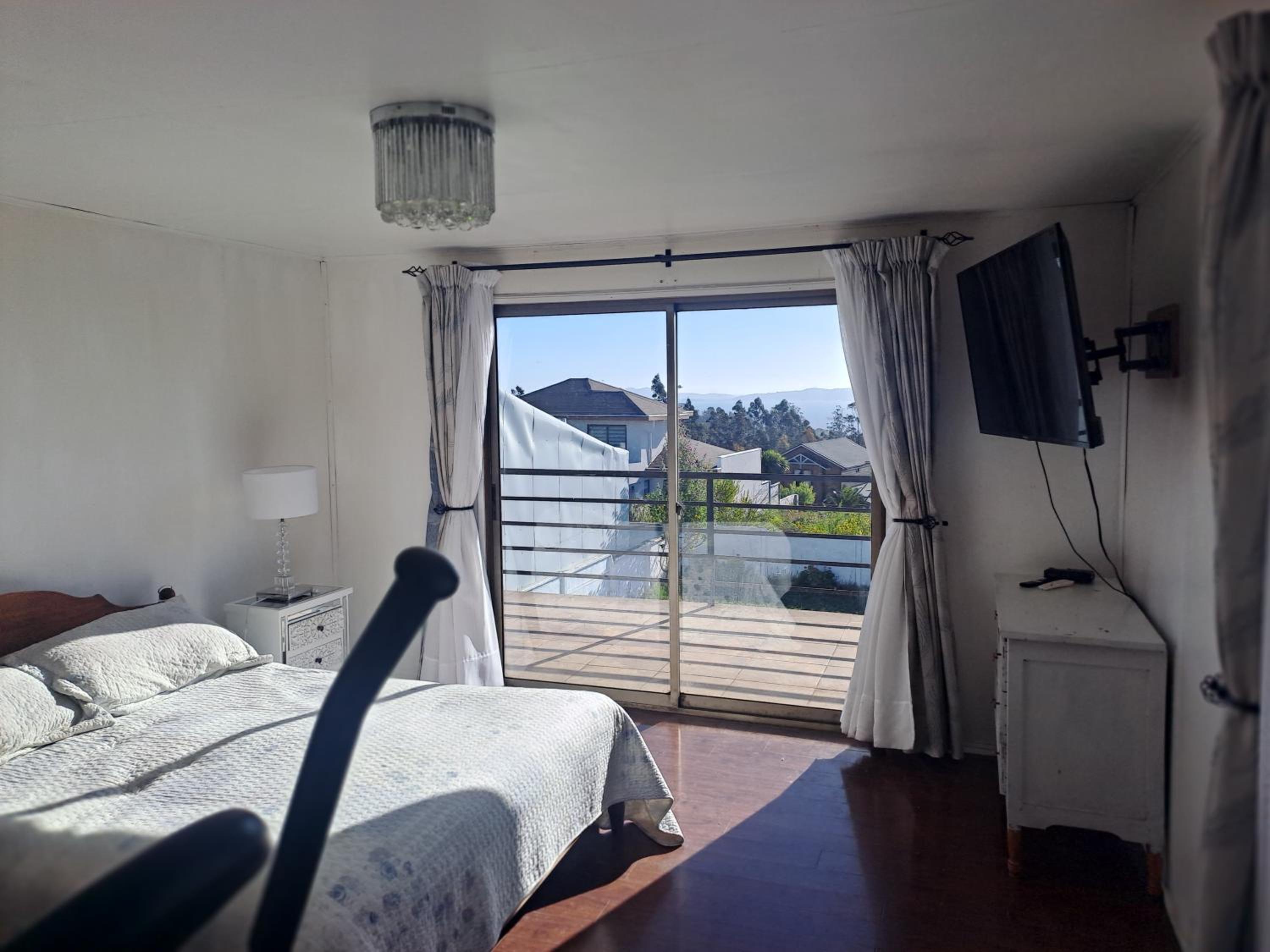 Casa en Tomé con piscina, vista al mar, equipada.