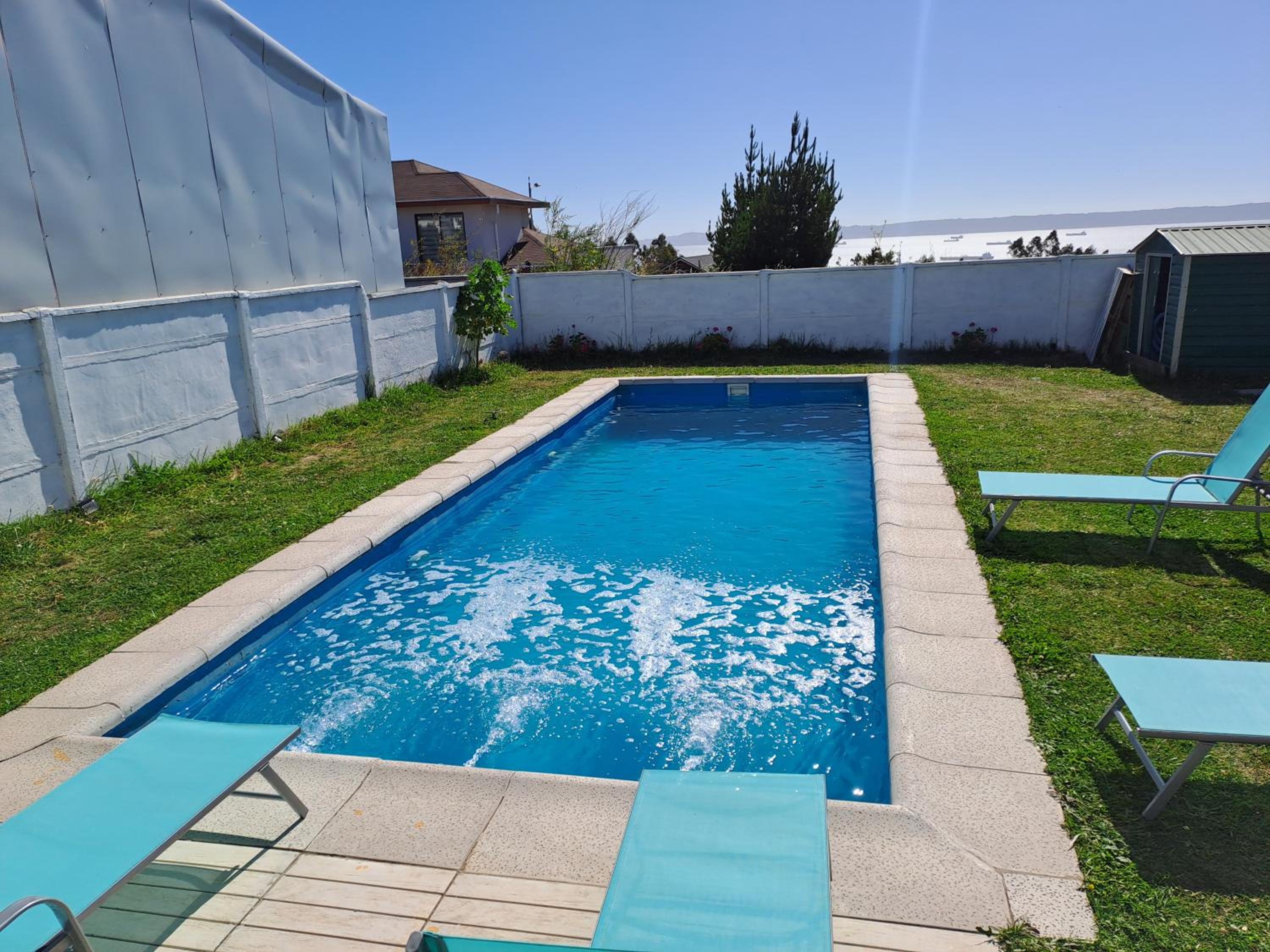 Casa en Tomé con piscina, vista al mar, equipada.
