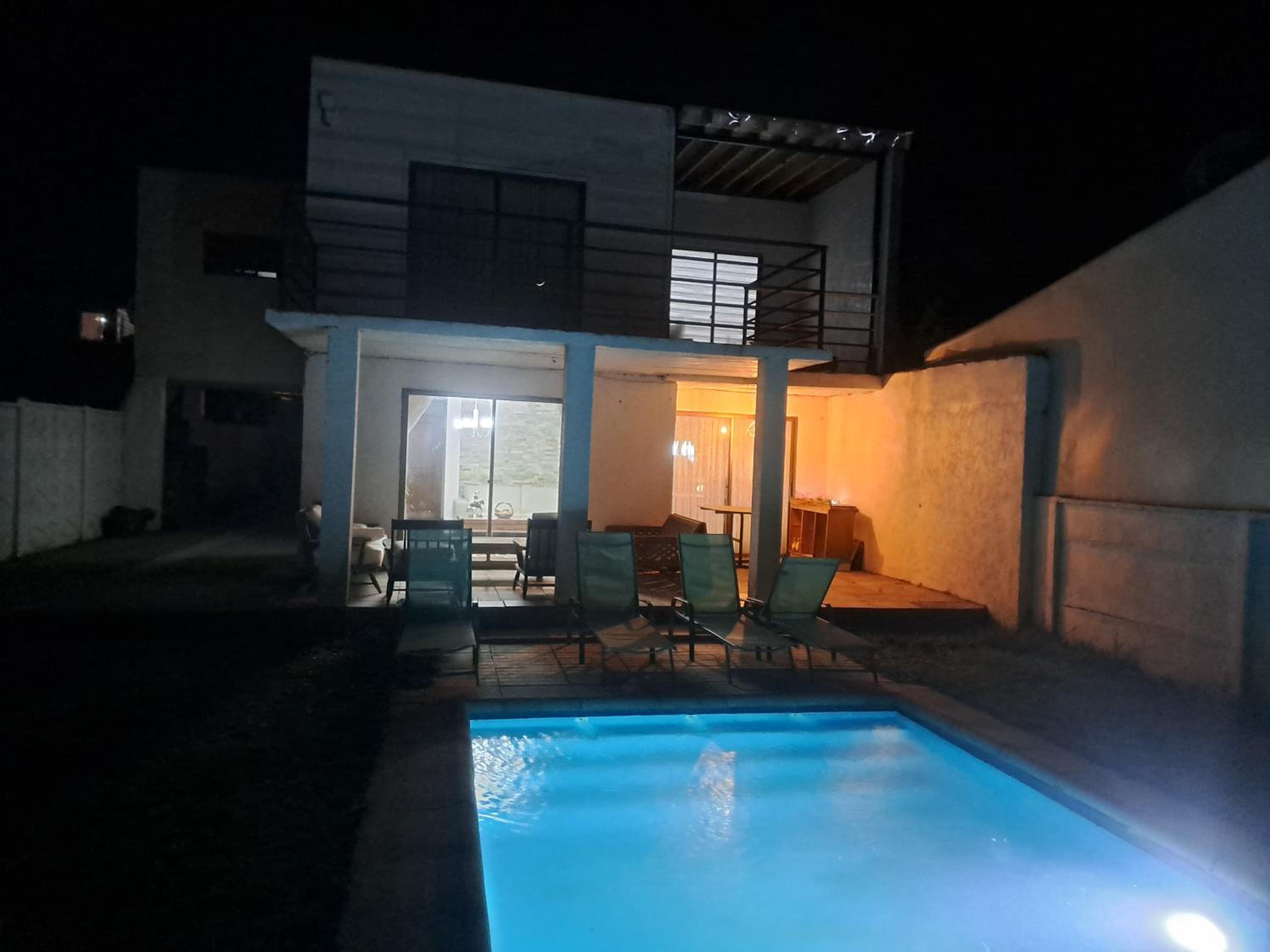 Casa en Tomé con piscina, vista al mar, equipada.